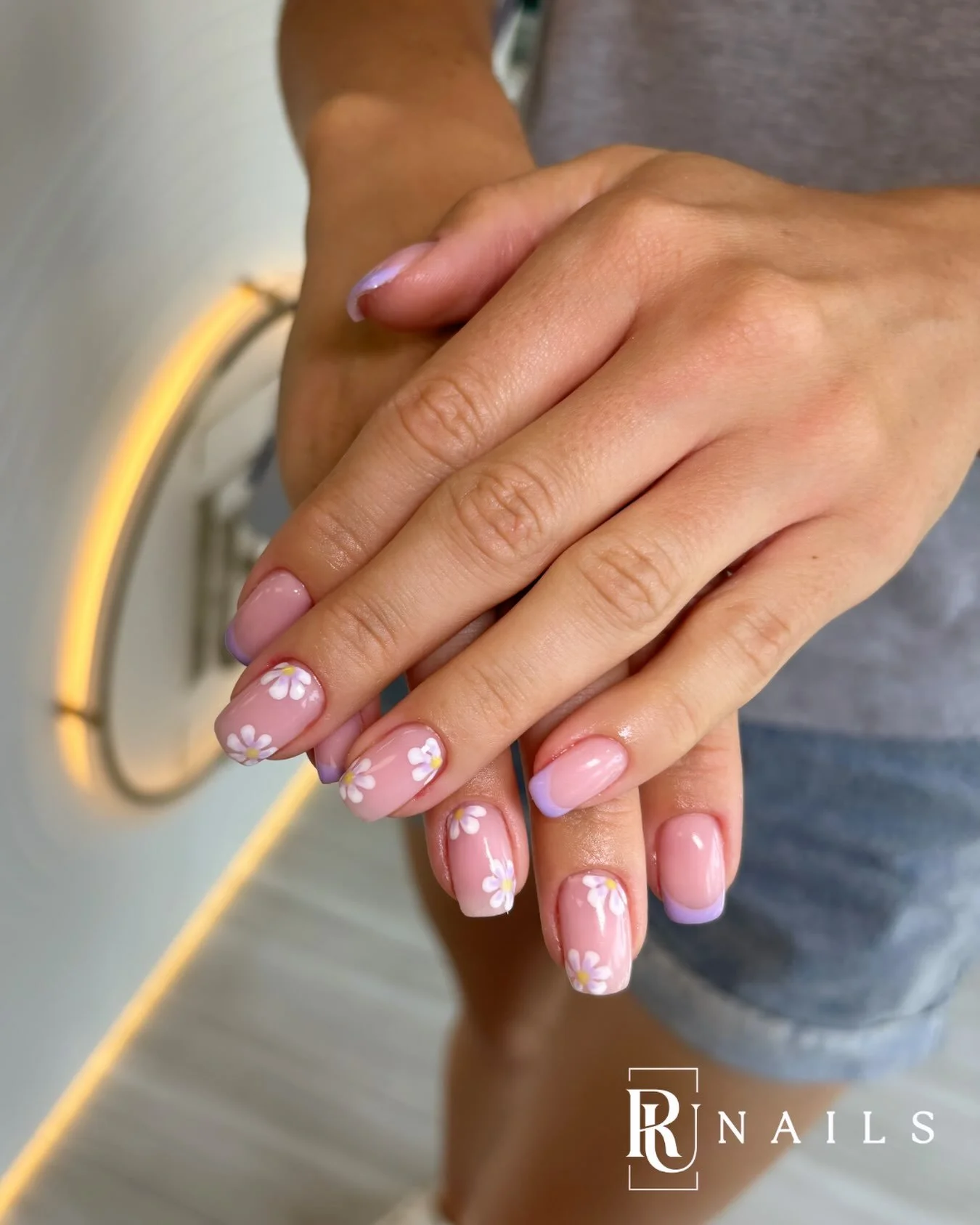 Soft, clean, and delicate 🌼
A natural nude base with tiny floral details for the perfect feminine look.

📍RU Nails | Santa Monica
Book at runails.com

#RussianManicure #FloralNails #NudeNails #runails #NailArt