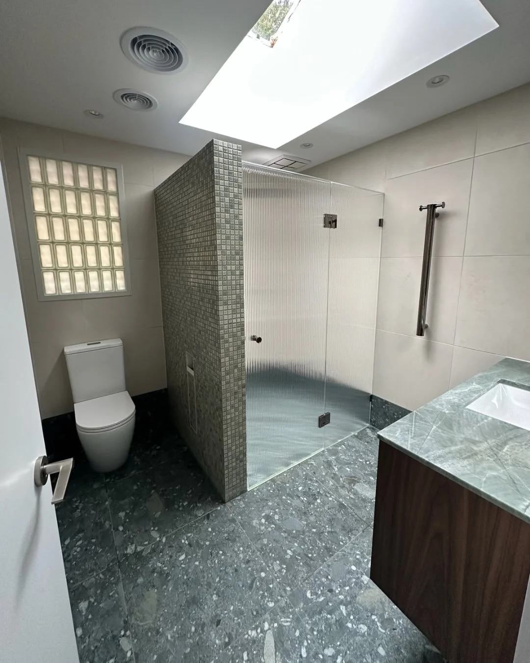 📍 Park Orchards

Our team cleaned these 2 beautiful bathrooms this week with some company 🐈 (note: this photo taken mid clean).

Enluxe is expanding! We have some rare spots for fortnightly and weekly cleans coming up.
Comment or DM &lsquo;FRESH ST