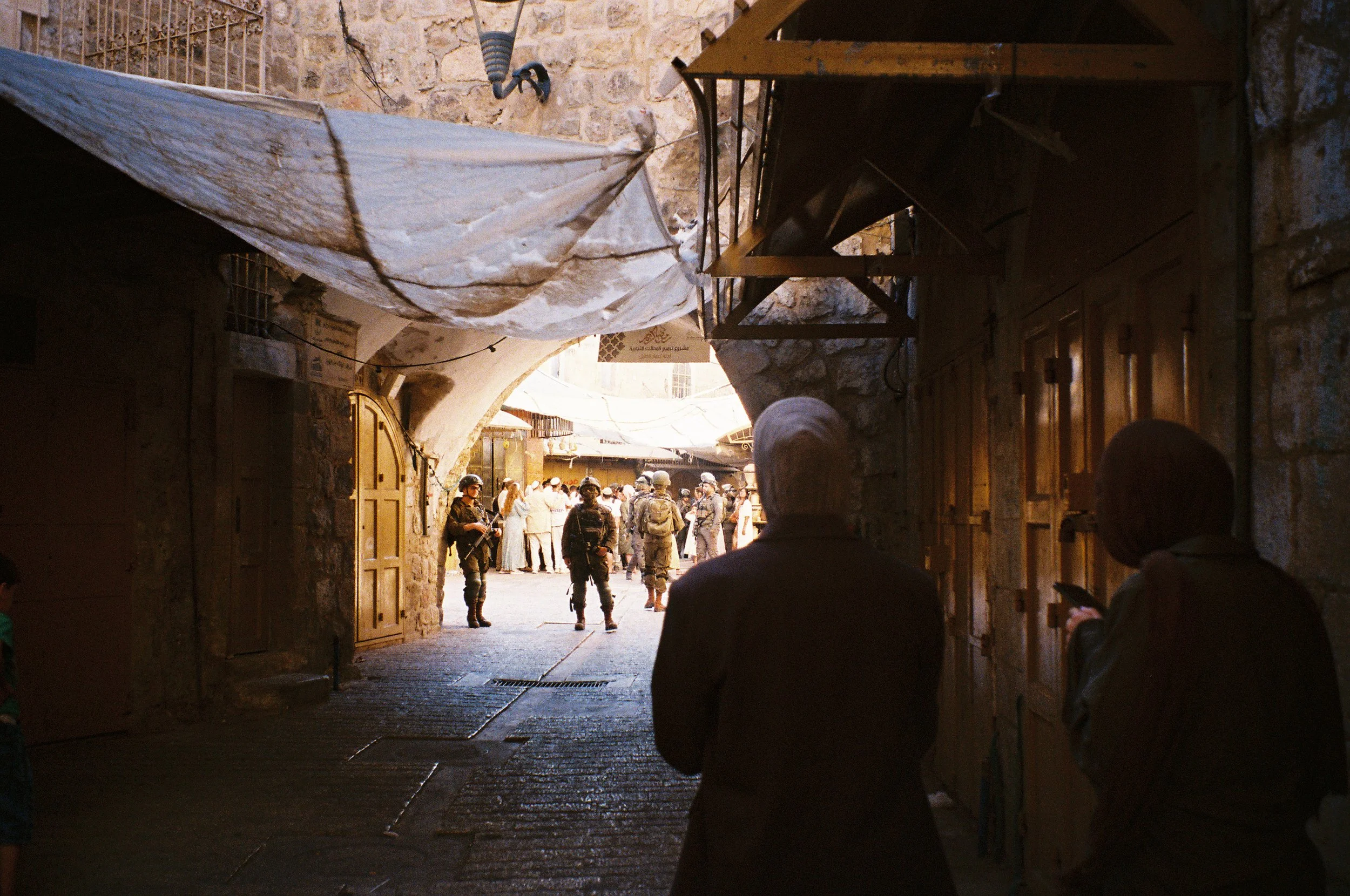 IOF Soldiers Block Alleyway so Settlers Can Tour Old CIty Square