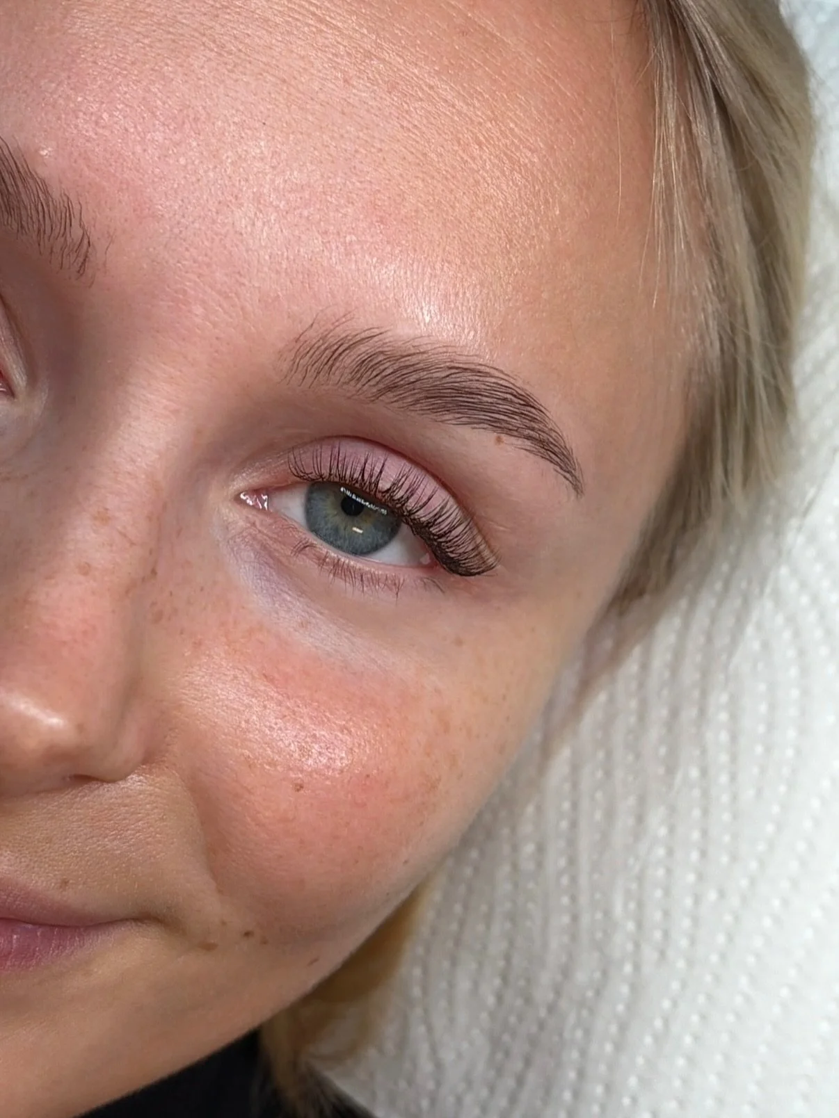 Tummanruskeat klassiset 🤎

Klassiset ripsienpidennykset on jotenki niin elegantit ja huolitellut, ra-kas-tan! 😍 

Jos s&auml;kin haluat &rdquo;your lashes but better&rdquo; lookin ilman ripsiv&auml;ri&auml;, niin t&auml;&auml; tyyli on just sulle. 