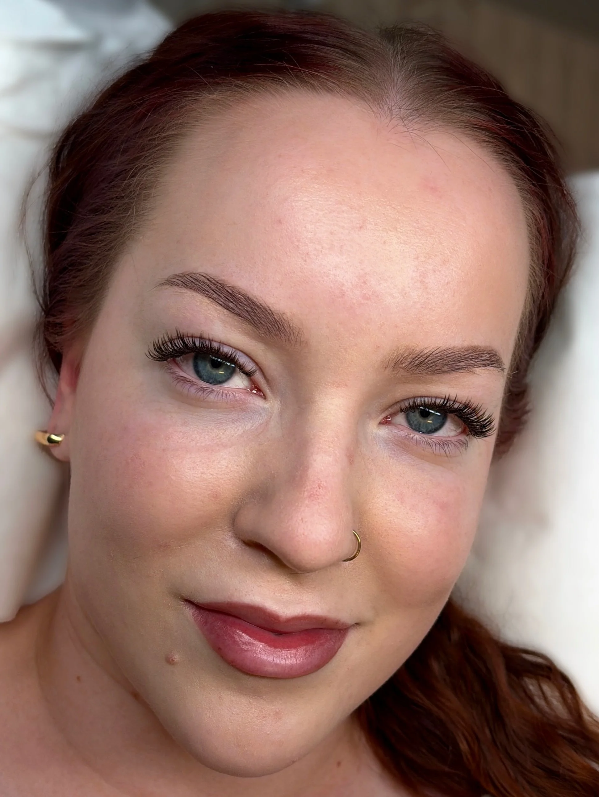 Mik&auml; se wetlook edes on? Kenelle se sopii? Miks m&auml; kokeilisin sit&auml;? 🤨

Wetlook on nimens&auml; mukaan tyyli, joka muistuttaa &rdquo;m&auml;rki&auml;&rdquo; volyymiripsi&auml; -  pehme&auml;n ja tasaisen lopputuloksen sijaan ripsienpid
