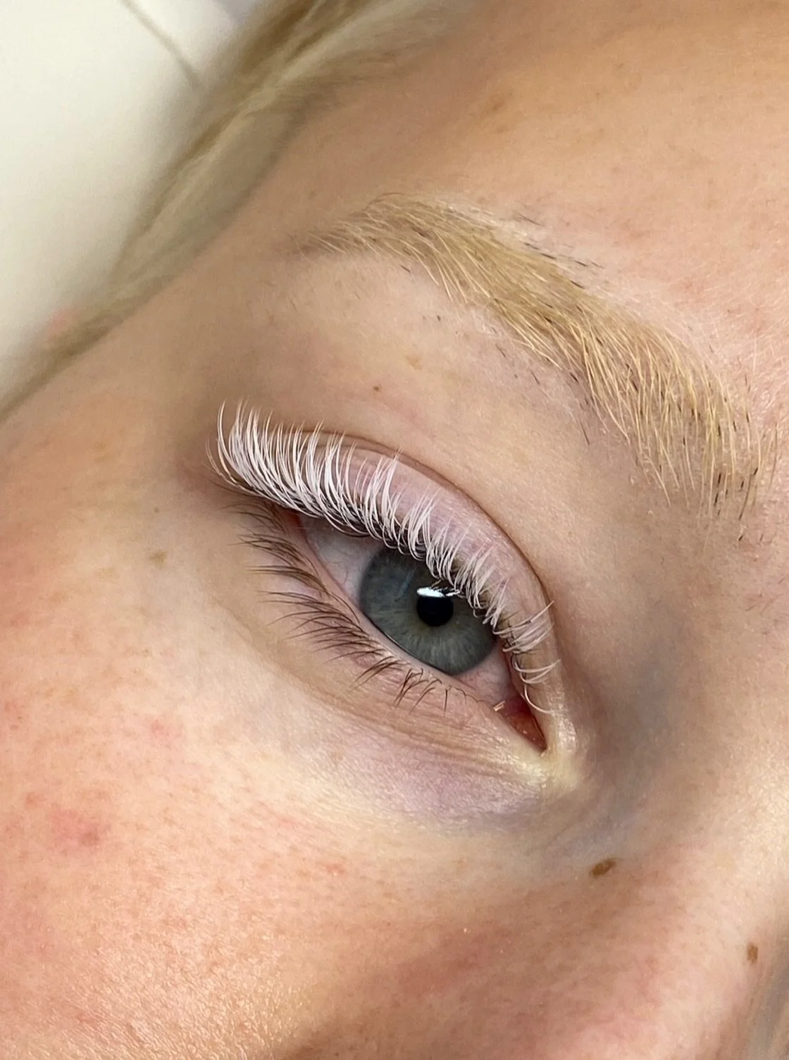 L&ouml;ysin n&auml;&auml; aivan ihanat valkoset wetlookit arkistojen k&auml;tk&ouml;ist&auml; 😍

M&auml; teen mielell&auml;ni my&ouml;s v&auml;rillisi&auml; ripsi&auml;! Vakiona l&ouml;ytyy mustaa ja ruskeeta kuitua, mutta my&ouml;s joitain v&auml;r