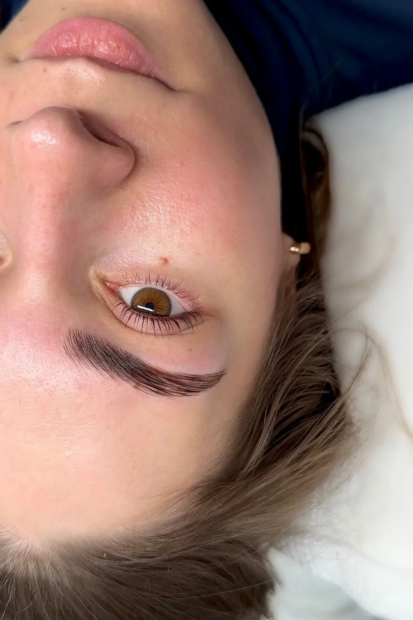 Ripsien kestotaivutus ja kulmien laminointi takaa huolitellun ilmeen ilman meikkiä. Lash lift taivuttaa omat ripset kauniille kaarelle.