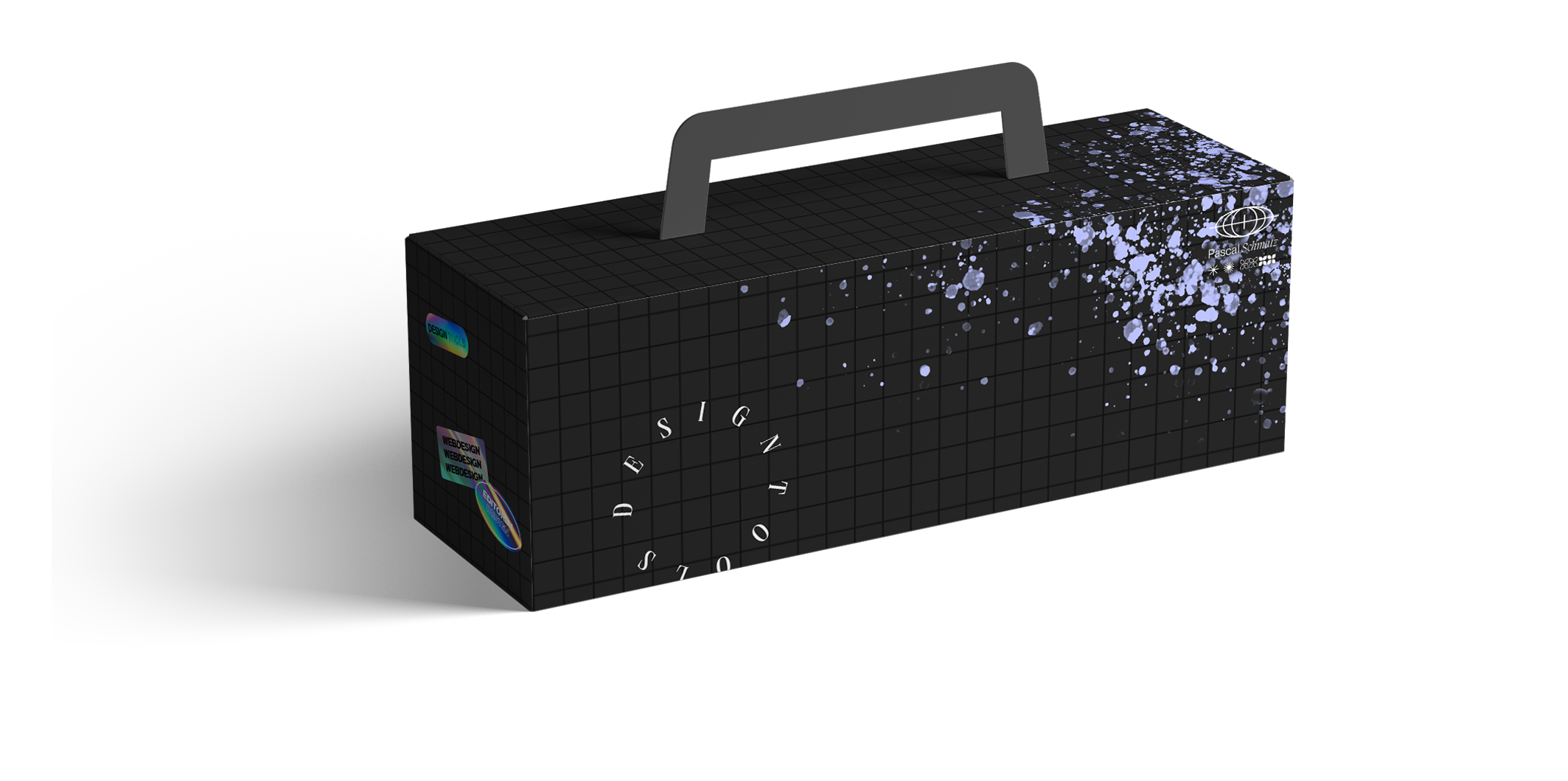 Eine schwarze Tasche im Würfelmuster mit Spritzern und Aufklebern, und einem Griff oben. Es gibt einige holographische und Textaufkleber, darunter 'WEB DESIGN' und 'Pascal Schnurr'. Auf der Seite ist ein halbkreisförmiges Design mit Buchstaben. Der Bildschirmhintergrund ist schwarz.