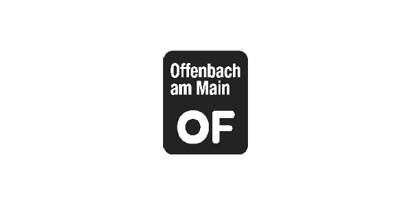 Schilder mit der Aufschrift "Offenbach am Main" und "OF" in schwarzer Farbe auf weißem Hintergrund.