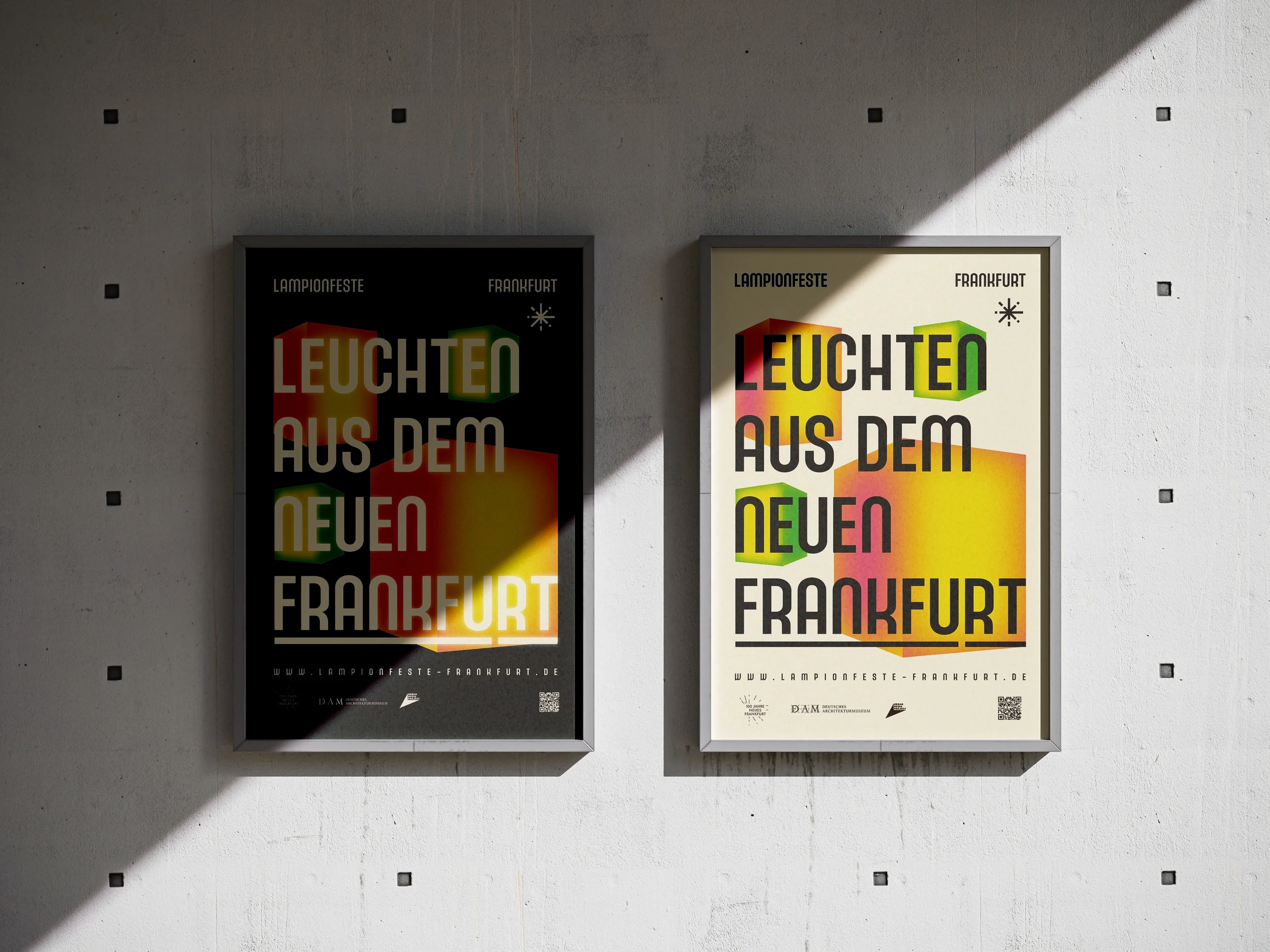 Zwei Plakate an einer weißen Wand, eines schwarz mit bunten Texten und eines cremefarben mit bunten Texten. Beide beworben die Lampionfeste in Frankfurt.