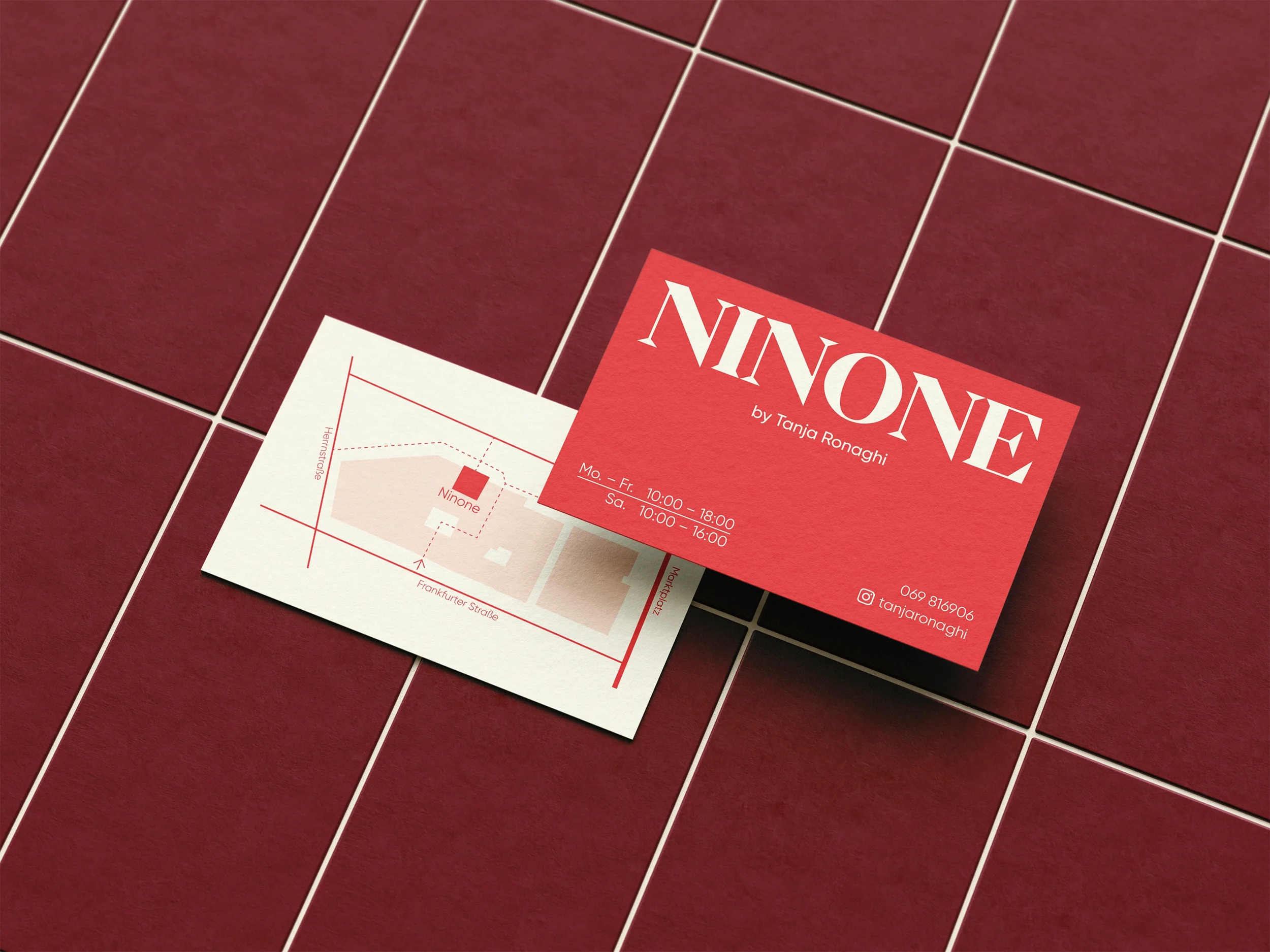 Roter Flyer mit dem Titel "NINE" von Tanja Ronaghi, der einen Veranstaltungsplan mit Öffnungszeiten und Kontaktinformationen zeigt, auf einem rot gemusterteren Hintergrund. 