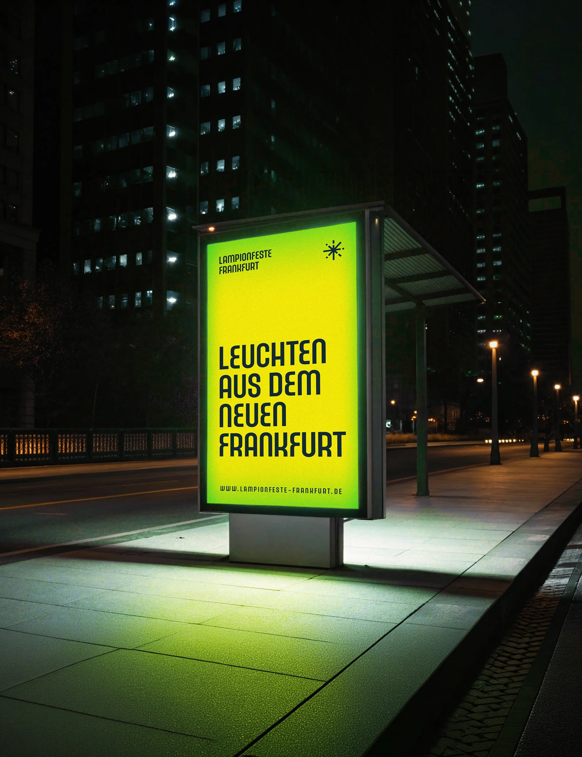 Leuchtwerbung in Frankfurt, beleuchteter digitaler Werbetafel mit grüner Hintergrundfarbe und schwarzer Schrift, nachts, hohe Gebäude im Hintergrund, belebte Straße mit Straßenlaternen.