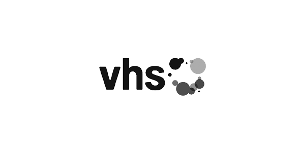 VHS-Logo in Schwarz und Weiß mit verbundenen Kreisen als Design-Element.