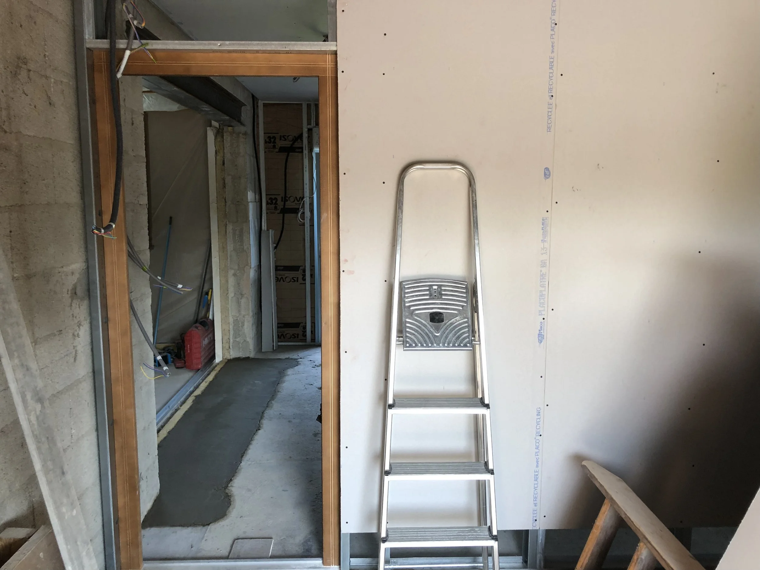 Une installation de porte pour un aménagement intérieur. 