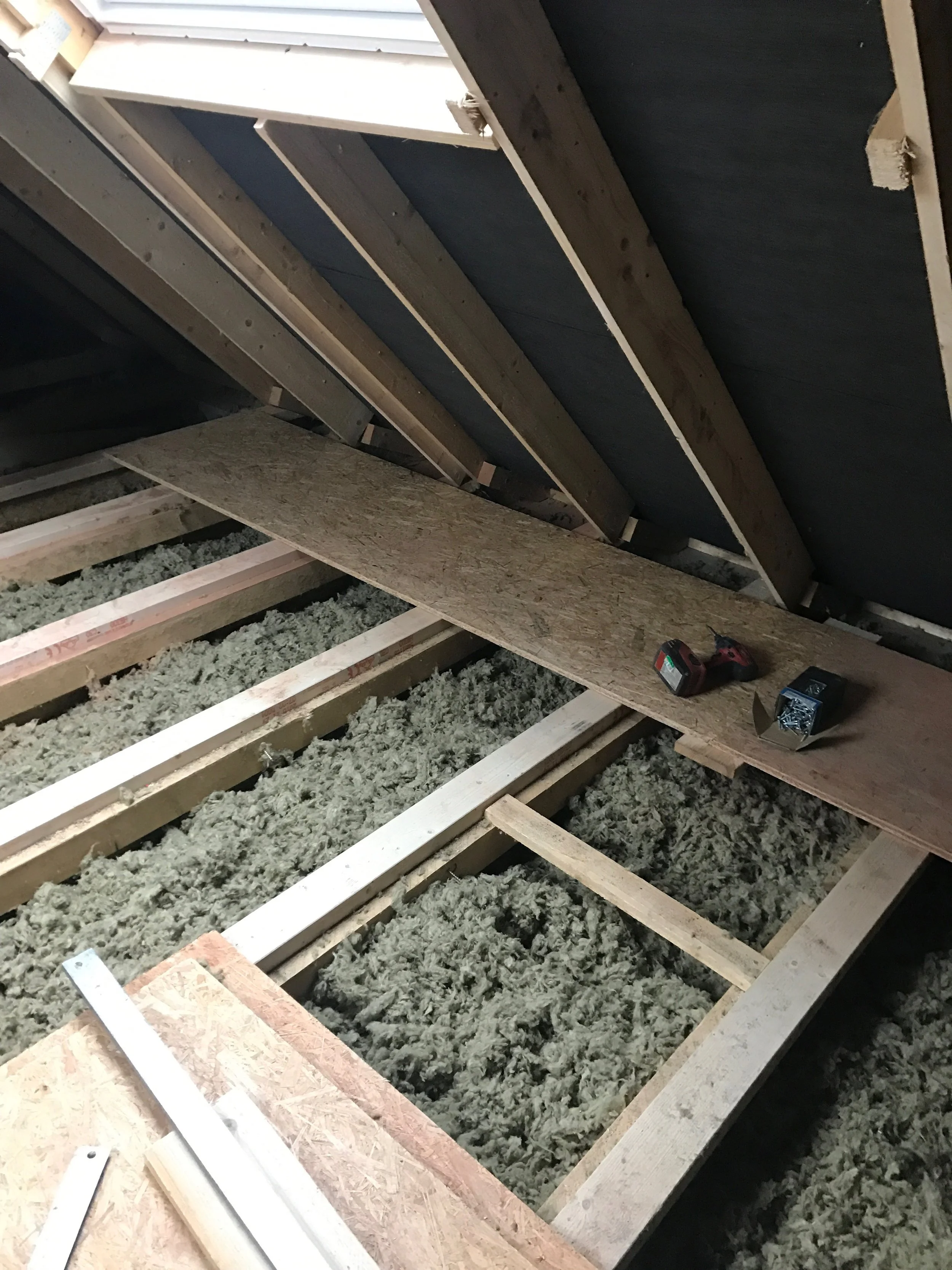 Construction intérieure avec sol en isolation, murs en bois et outils électriques