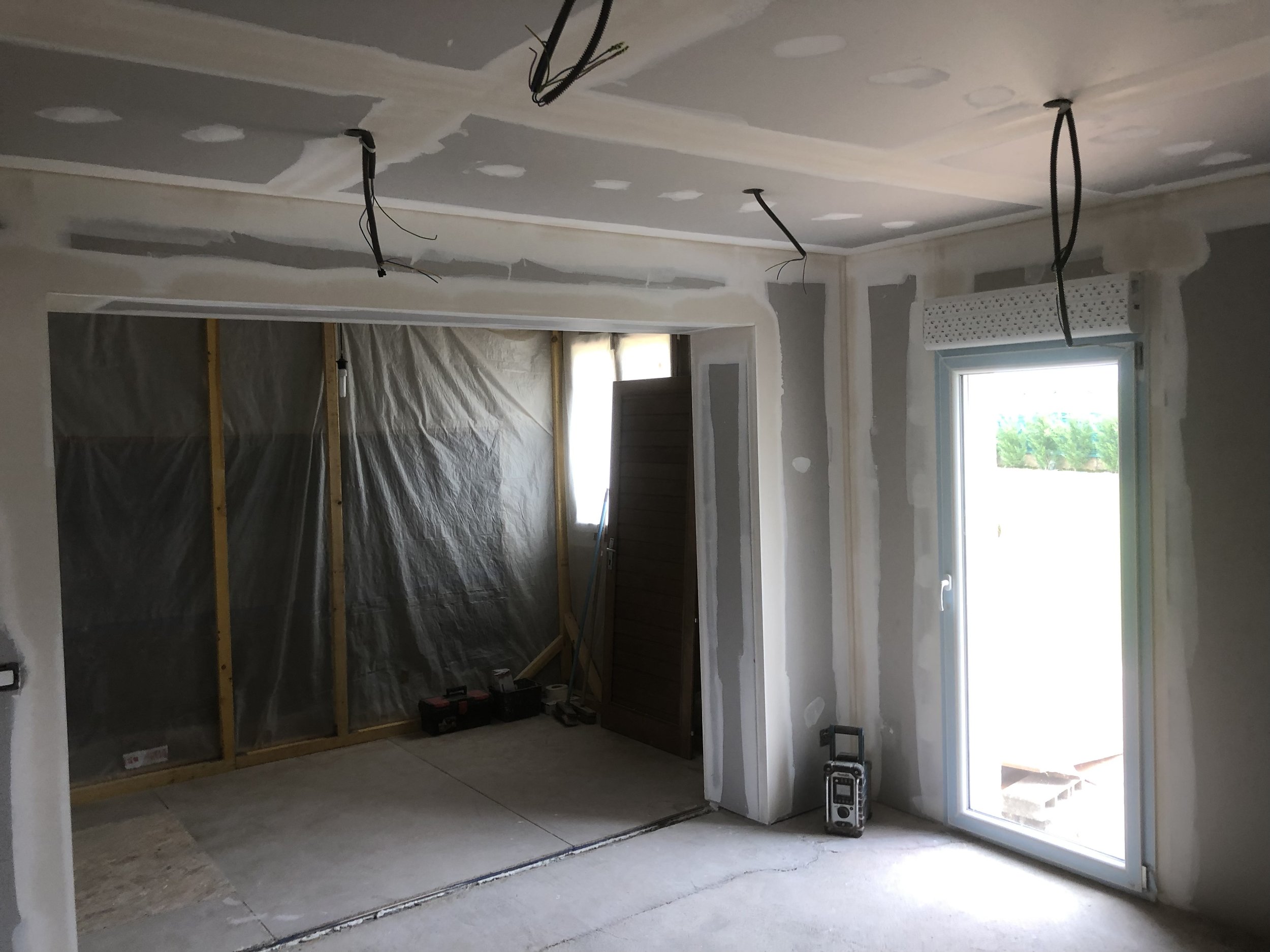 La finition d'un aménagement intérieur.
