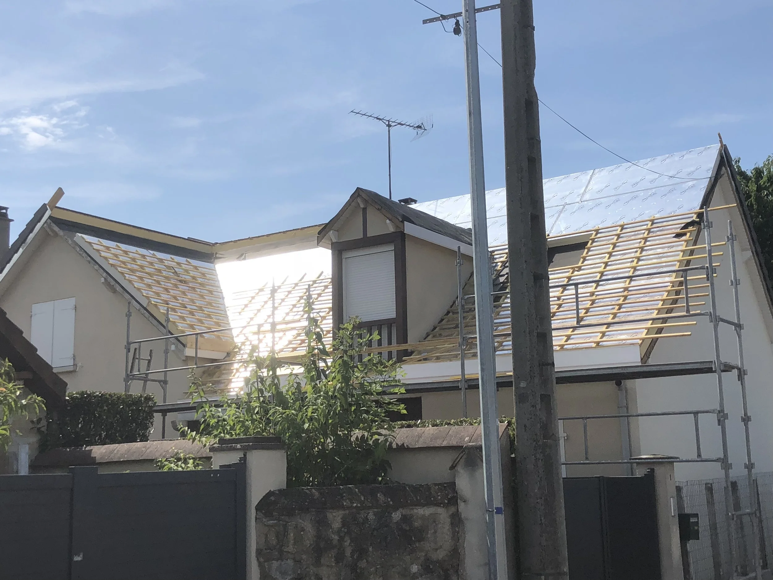 Des travaux de sarking en cours sur une maison. 