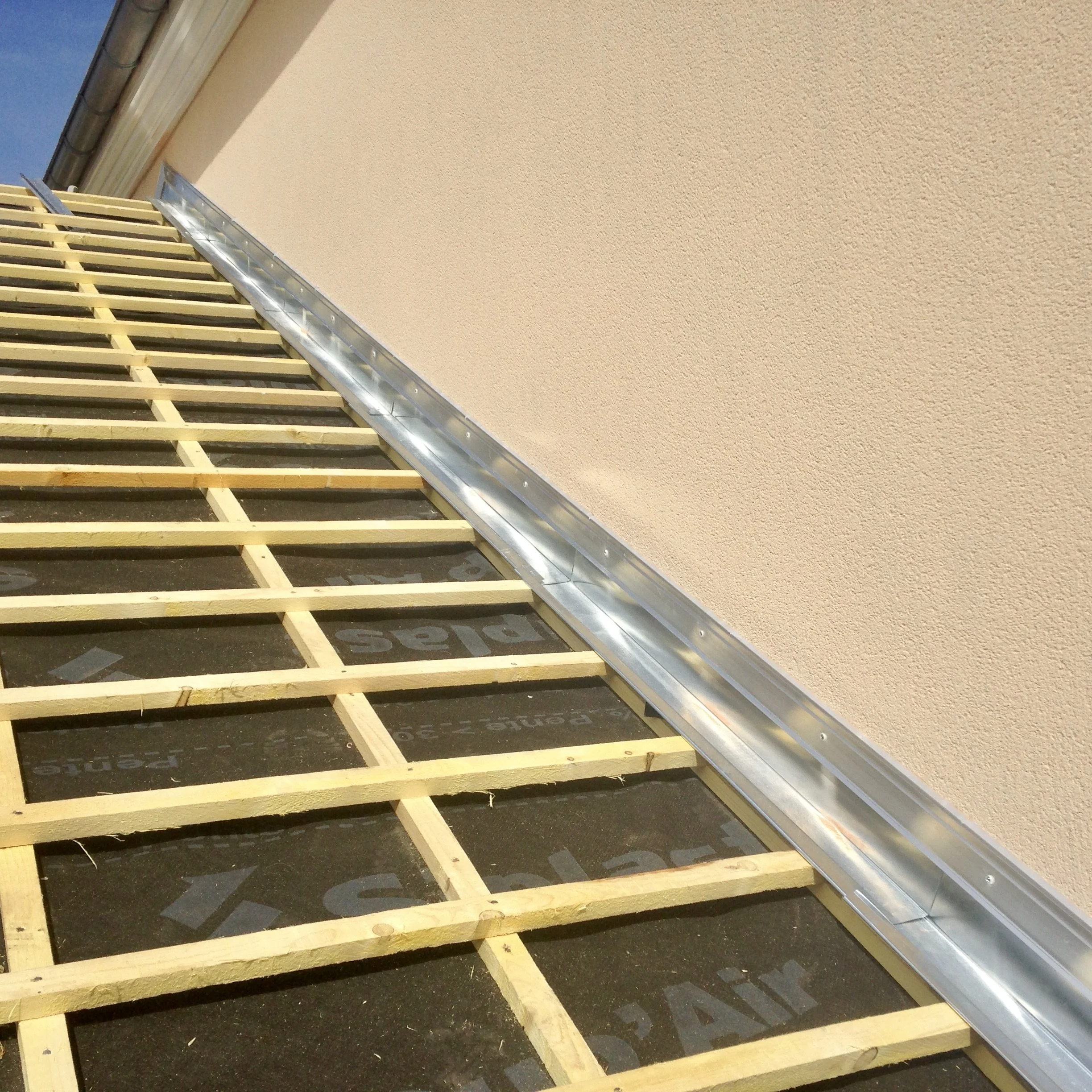Litonnage et travaux de d'étanchéité en zinc en cours.