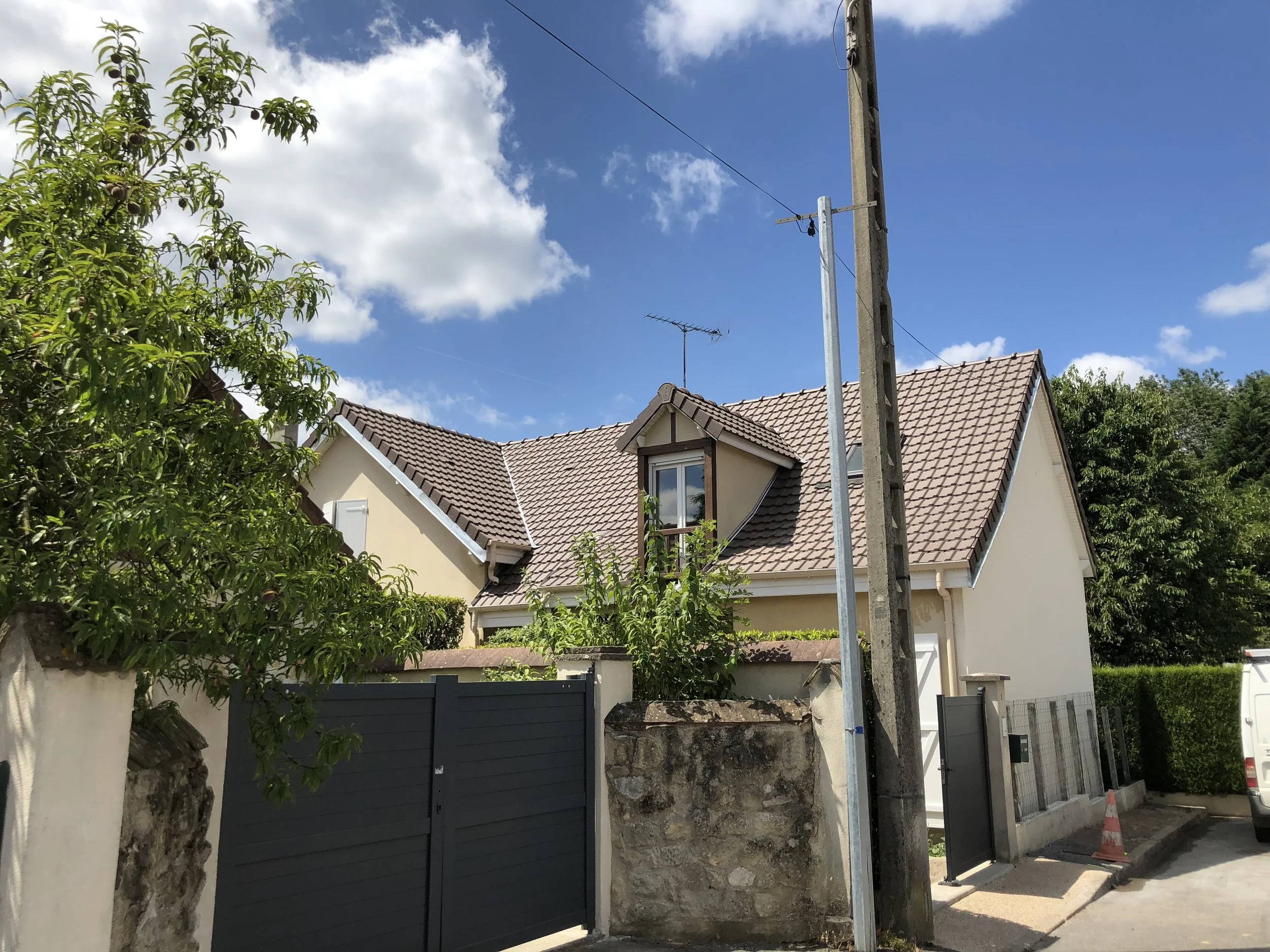 Des travaux de sarking finis sur une maison. 