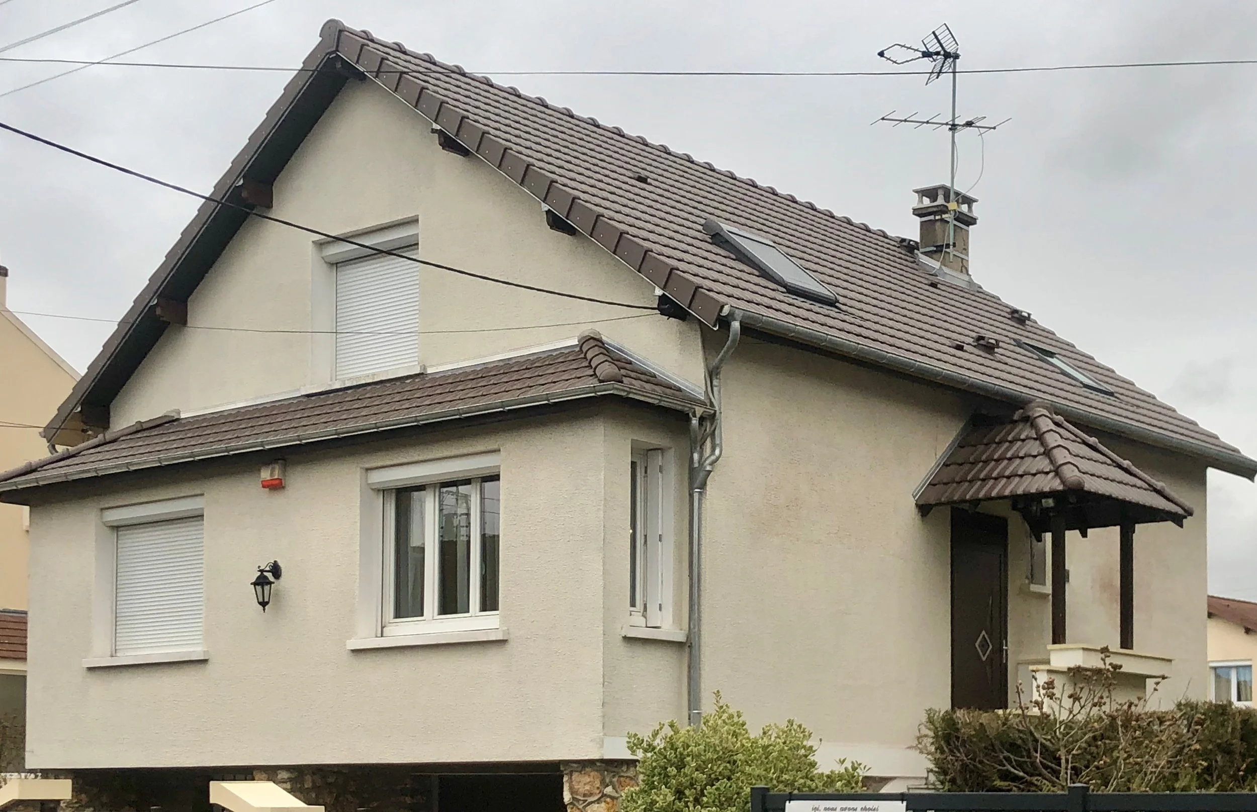 La couverture finie d'une maison. 
