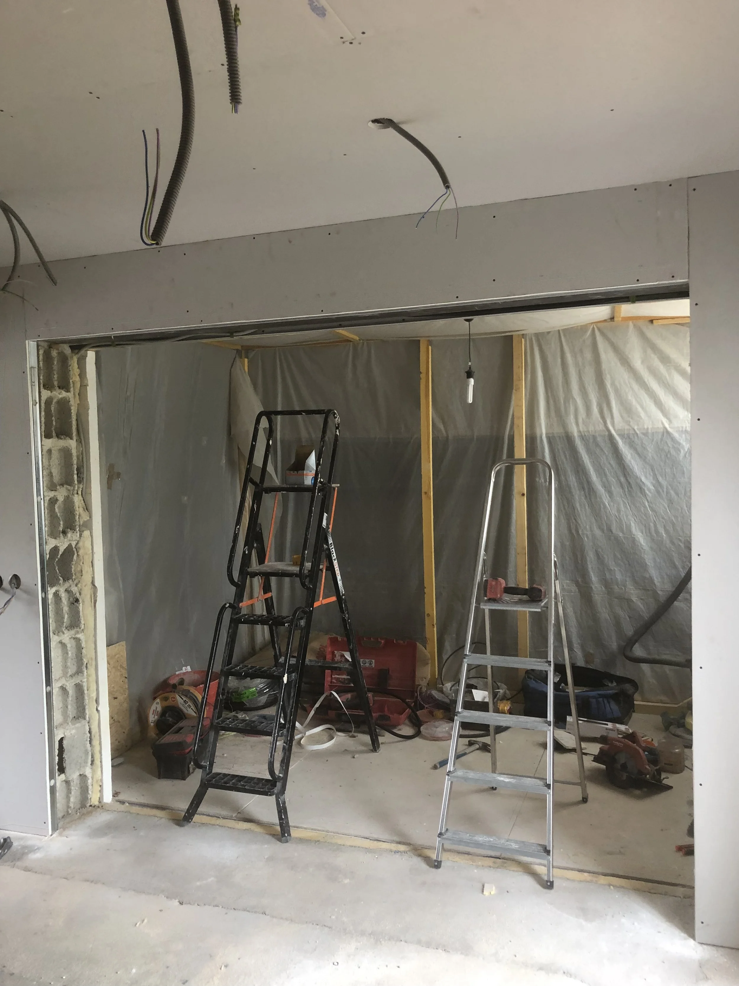 La création d'une ouverture pour un aménagement intérieur.