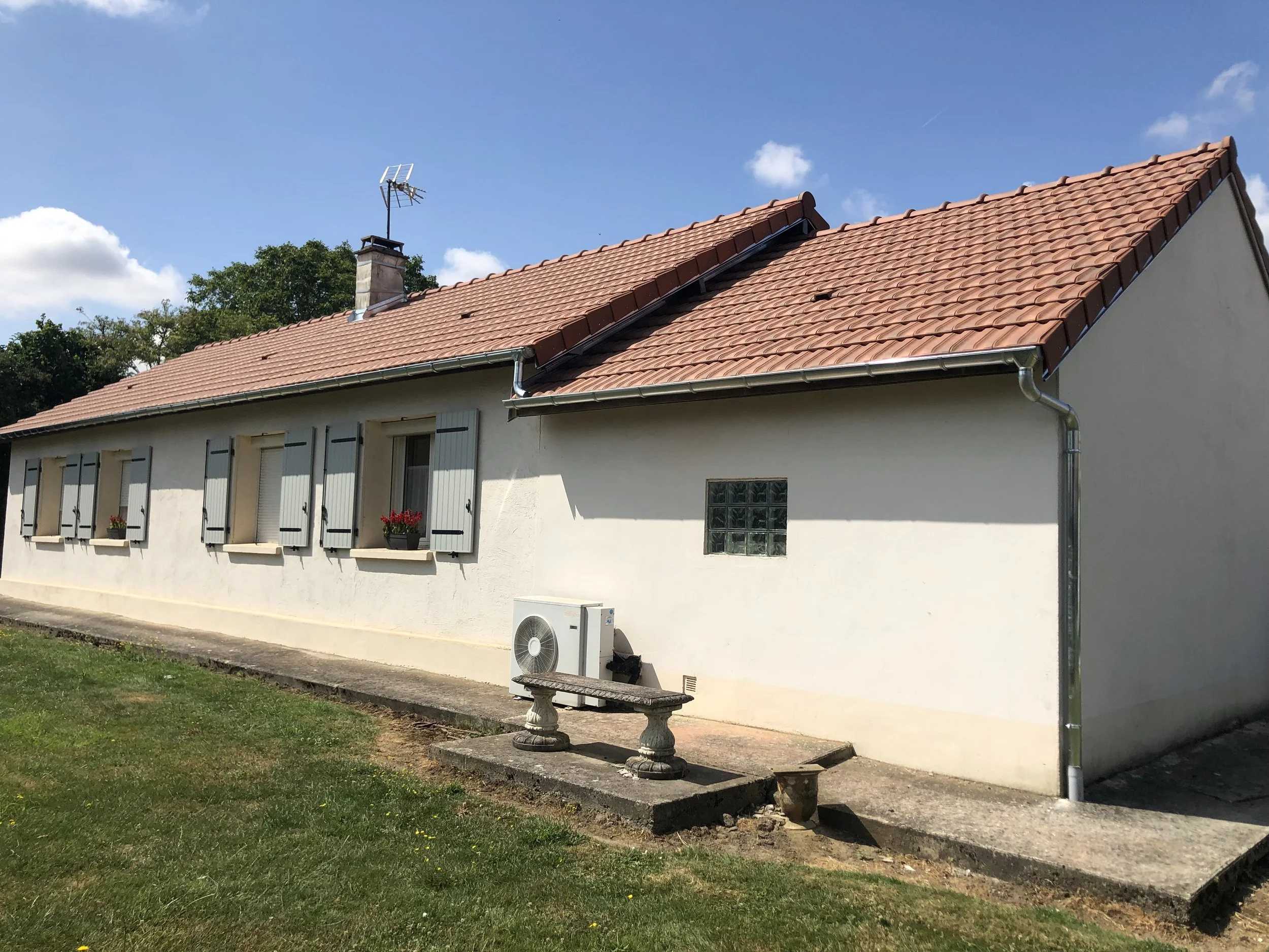 La couverture finie d'une maison. 