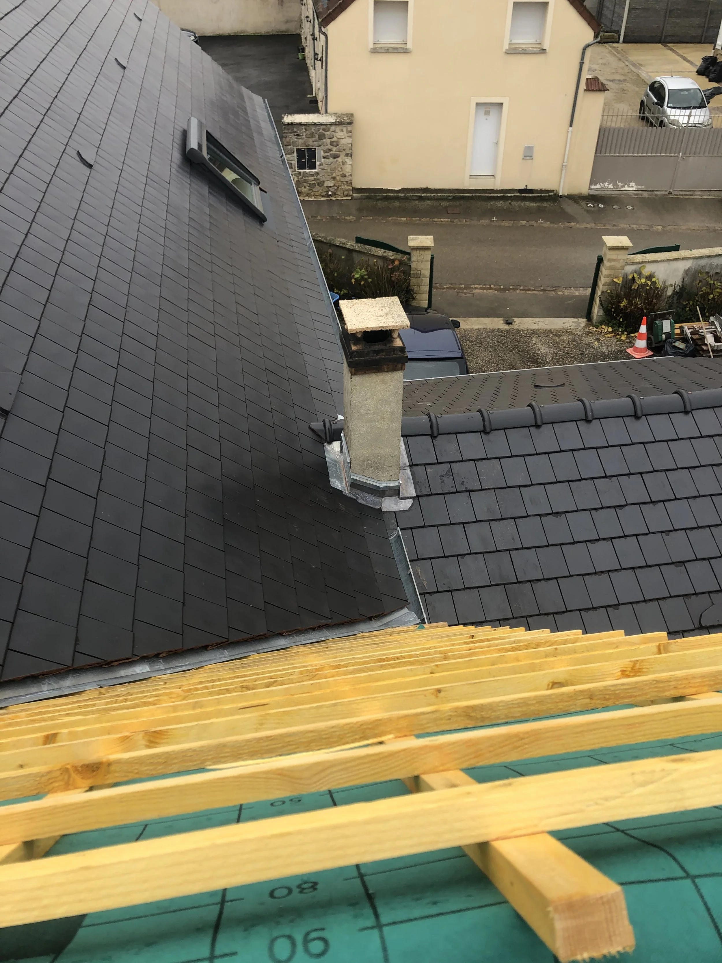 La couverture en cours d'une maison. 