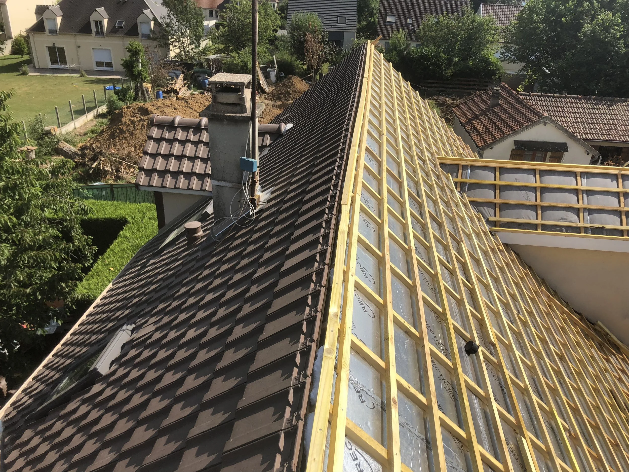 Des travaux de sarking en réalisation sur une maison. 