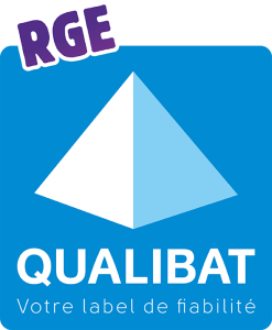 Logo avec pyramide blanche, fond bleu, texte 'QUALIBAT' et 'RGE' en violet en haut à gauche, indiquant la certification de fiabilité pour un label de qualité.