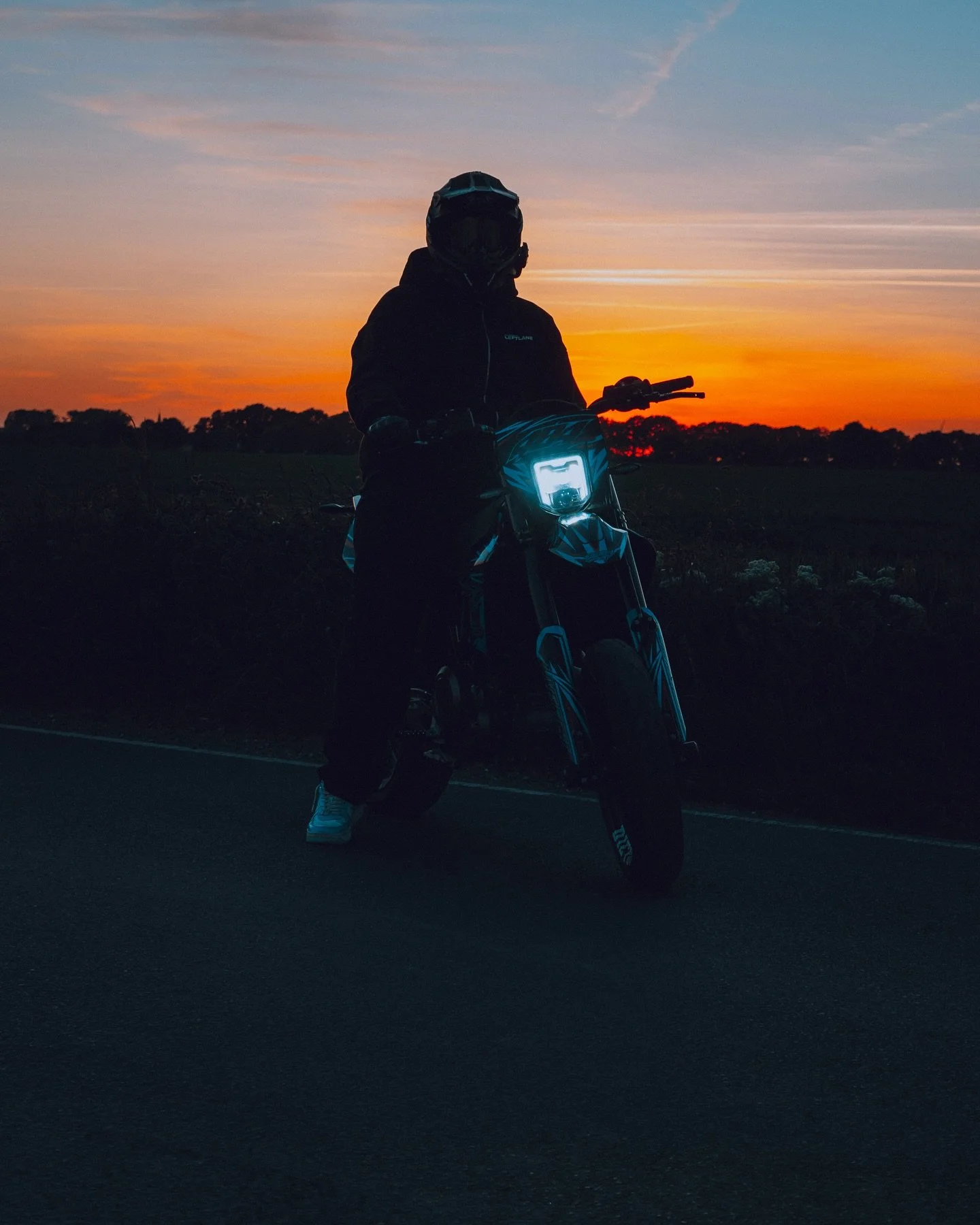 📍Elsdorf
.
.
.
🏍️@jstn_supermoto
📸@onvis.Media
.
.
.
#Husqvarna#701#Supermoto#Bike#motorrad#slick#slickdesign#dekor#smproject