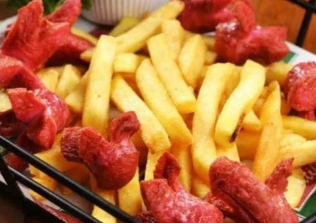 Kızarmış patates ve kalamar halkaları. Kalamarlar kızarmış ve patatesler kızartılmış.