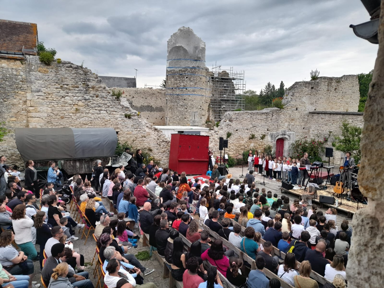 Souvenir d'un moment extr&ecirc;mement &eacute;mouvant, au milieu des coquelicots, des vieilles pierres et des roses !
Il y a trois semaines, le 4 juin, le projet Impulse ! men&eacute; par @les.cmr 
dans le cadre magique du @theatredesminuits voyait 