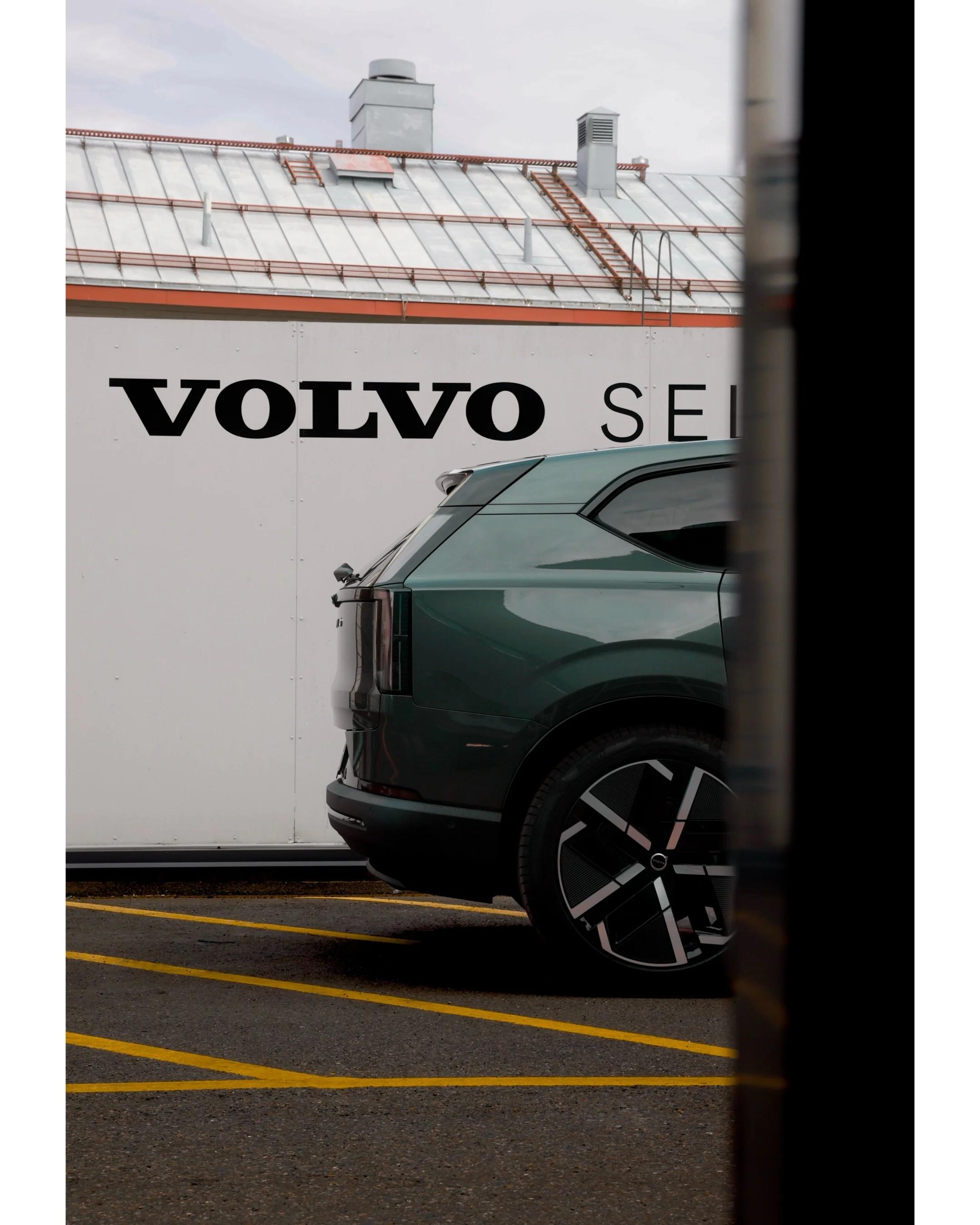 Simplicity of silence. Love how it has its own presence, how it stands out, while still completely fitting in.
@volvocars #VolvoEX60