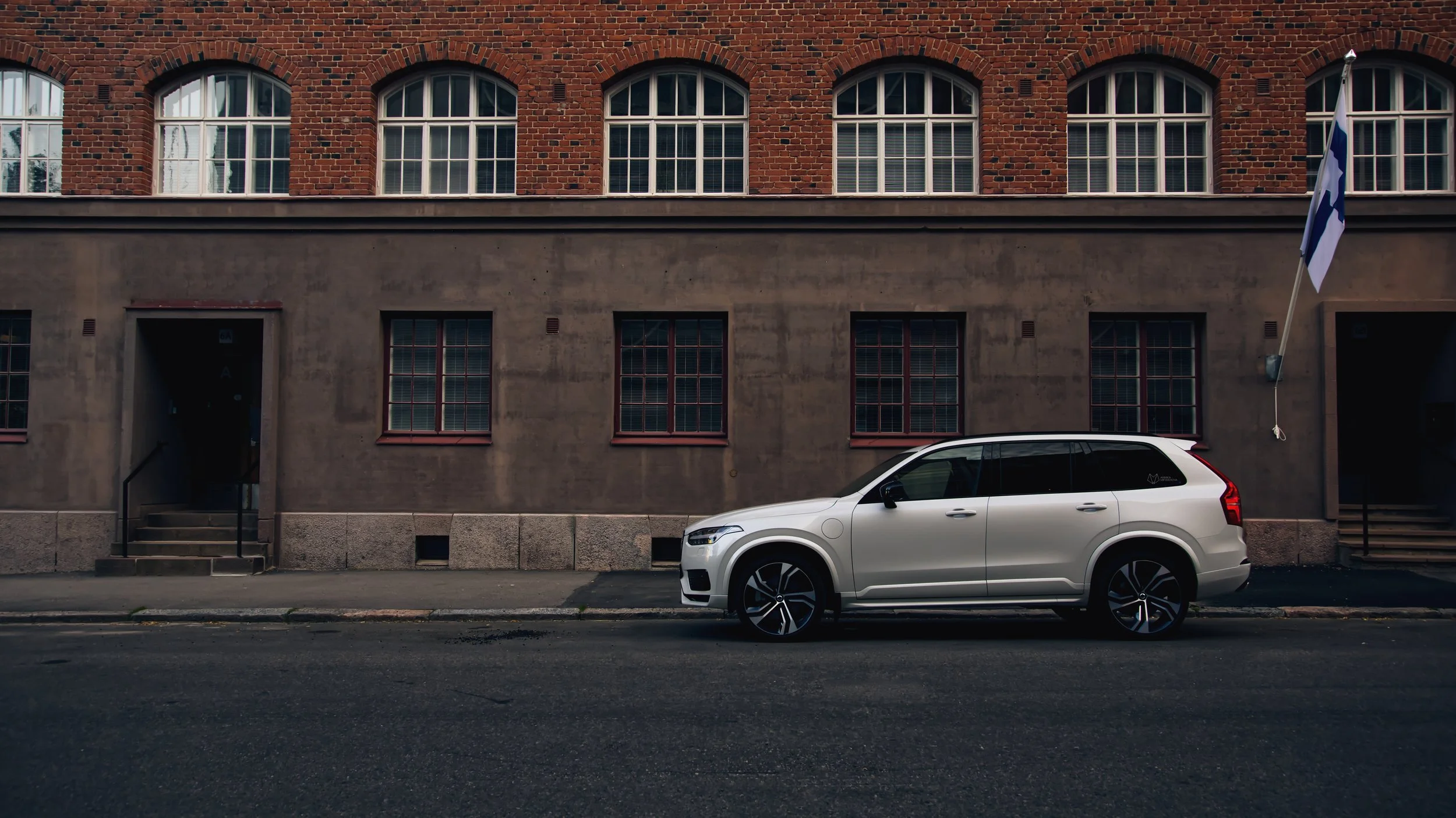 White Volvo XC90 photographed in Helsinki with finnish flag by Annika TheVolvoGirl Miftakhova 