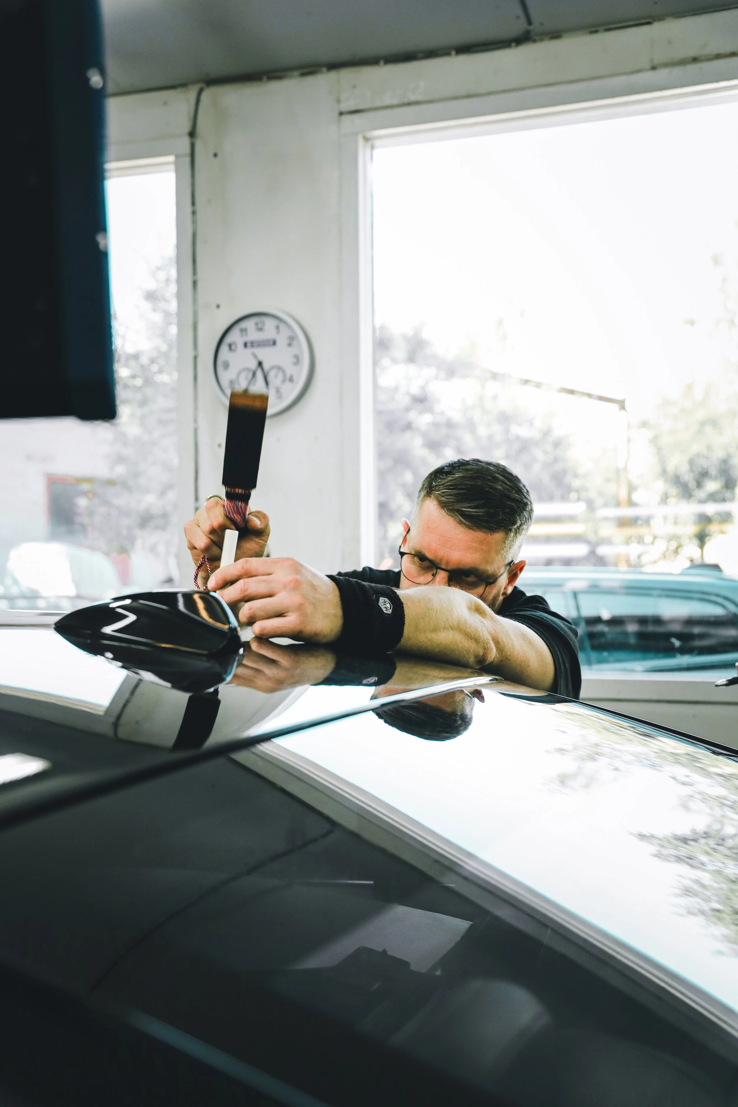 PDR expert straightening roof dents photographed by Annika TheVolvoGirl Miftakhova in Helsinki, Finland