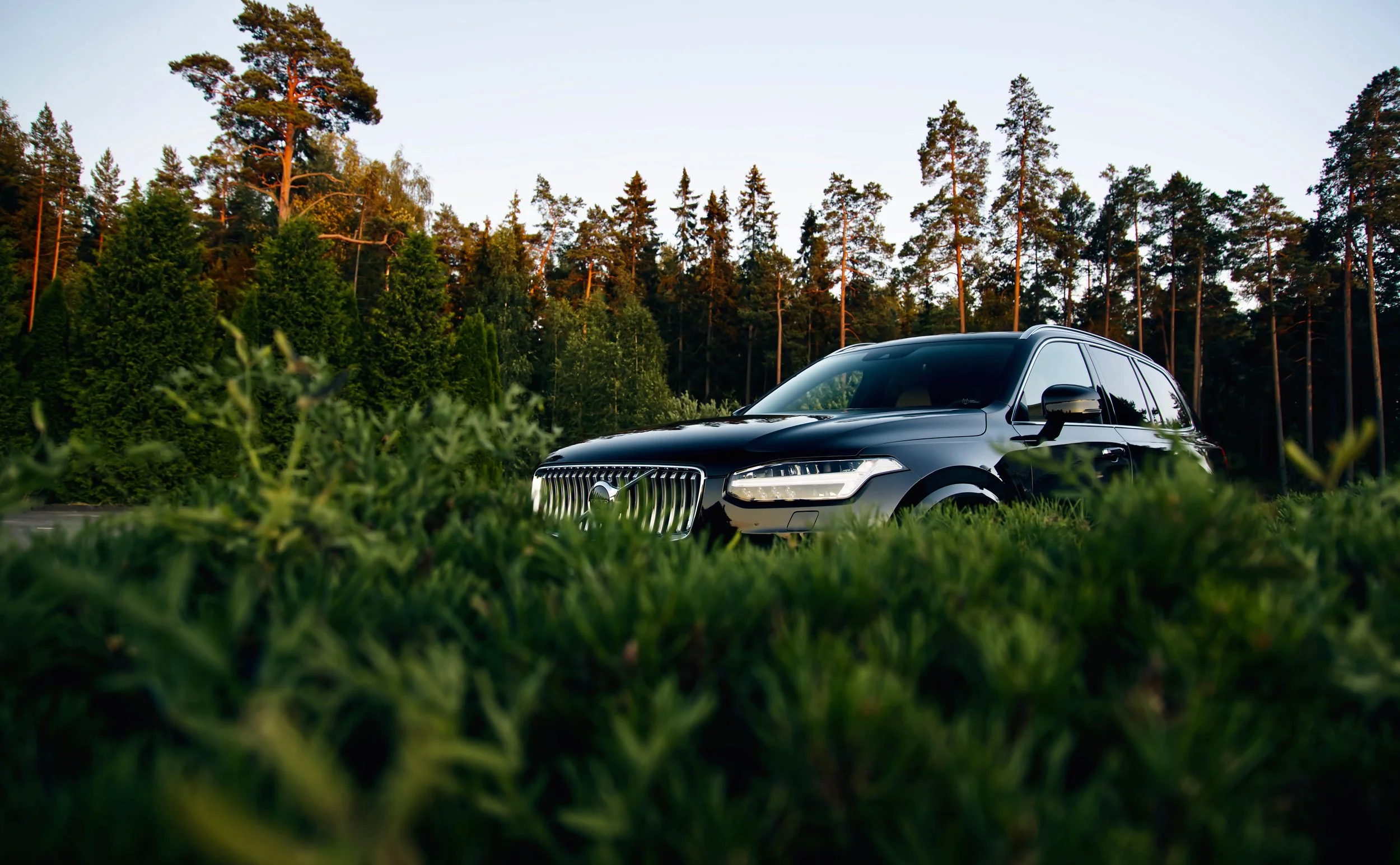 Black Volvo XC90 photographed among the green bushes in Helsinki by Annika TheVolvoGirl Miftakhova 
