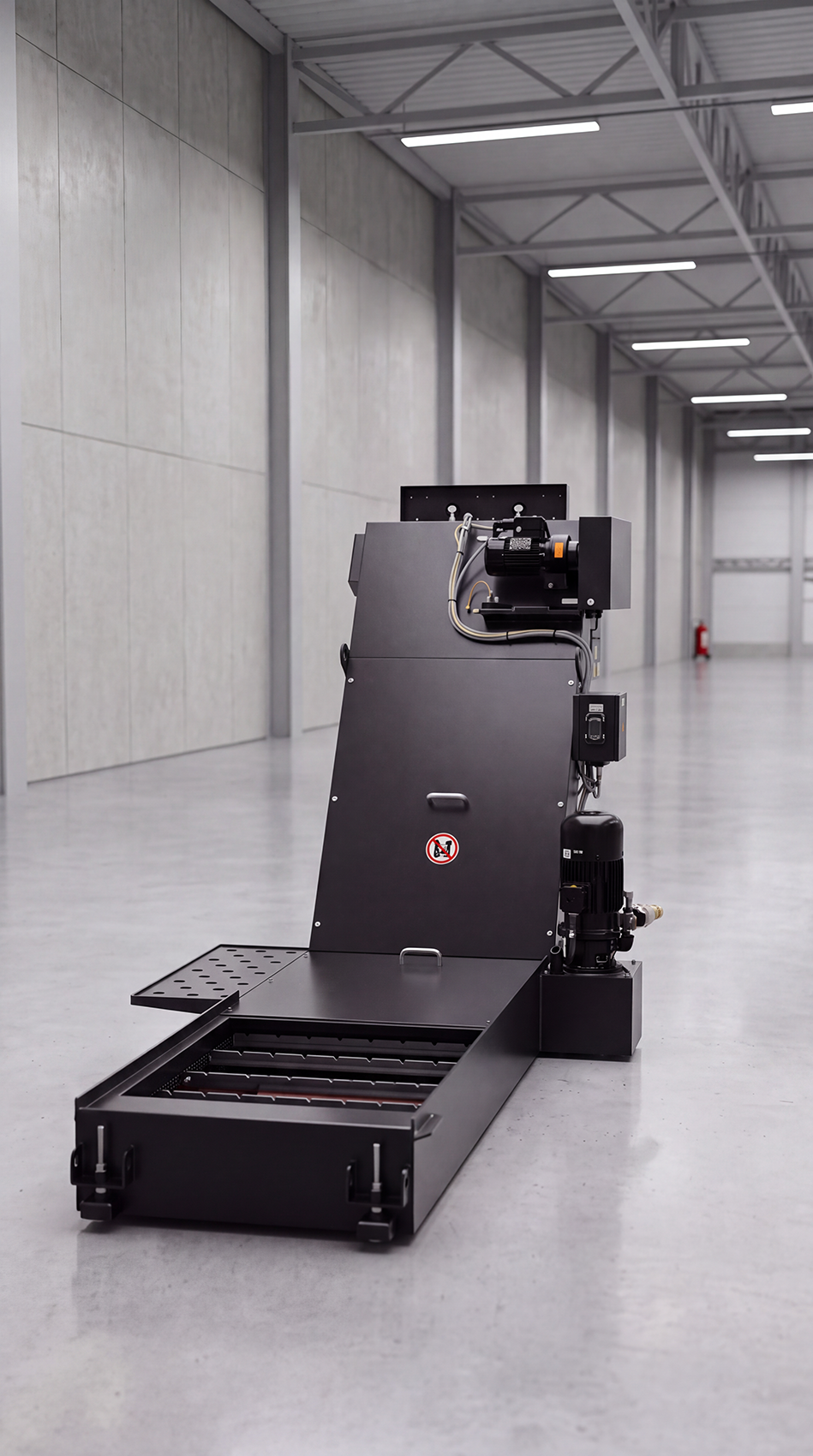 Ein schwarzer Maschinenroboter in einer großen, leeren Industriehalle.