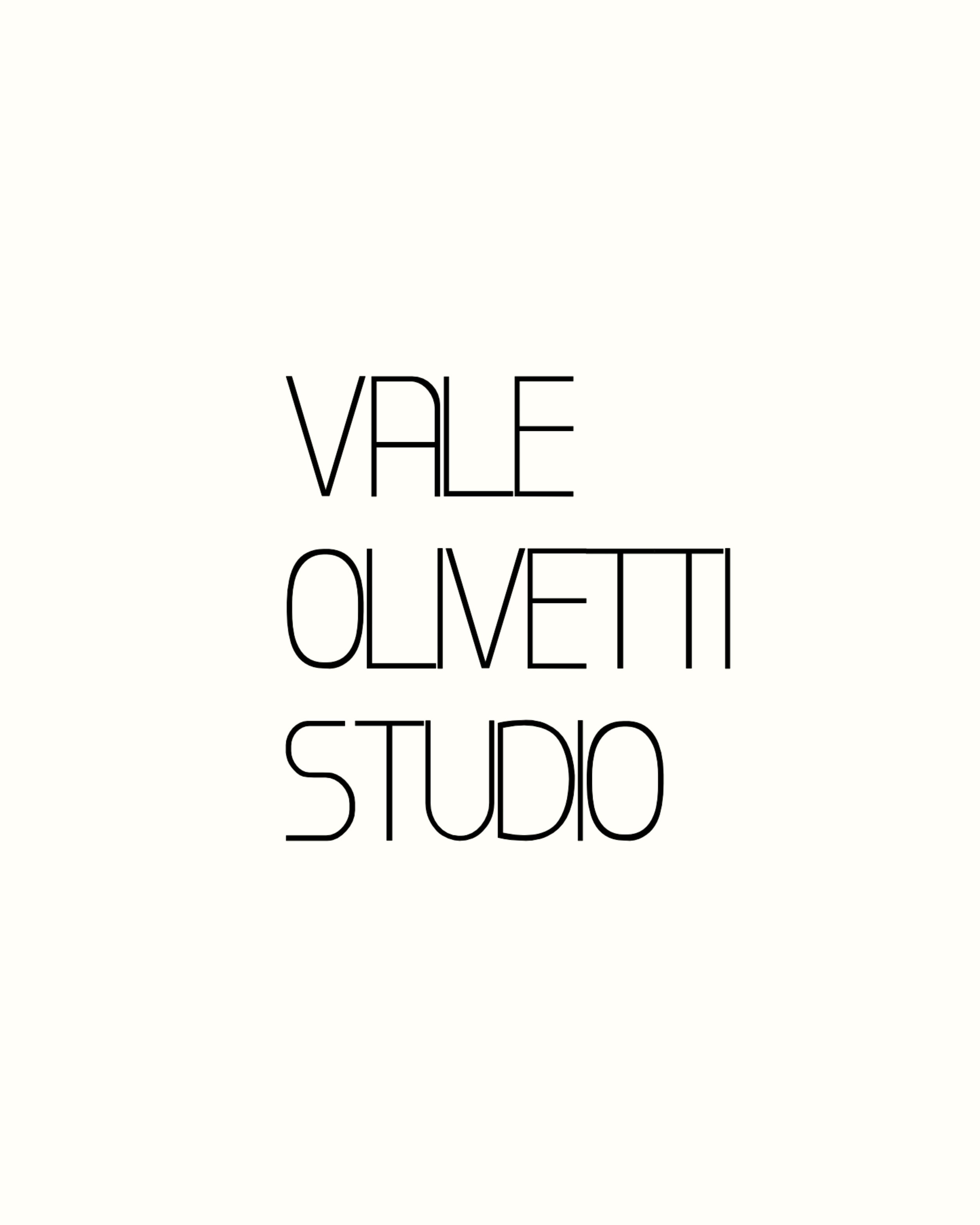 Testo scritto in nero su sfondo bianco: 'Vale Olivetti Studio'