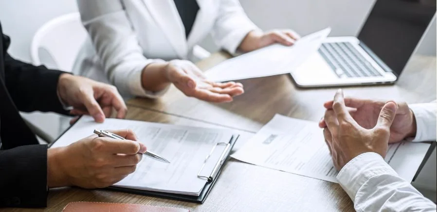 Réunion de travail autour de documents financiers - évaluation et valorisation d'entreprise