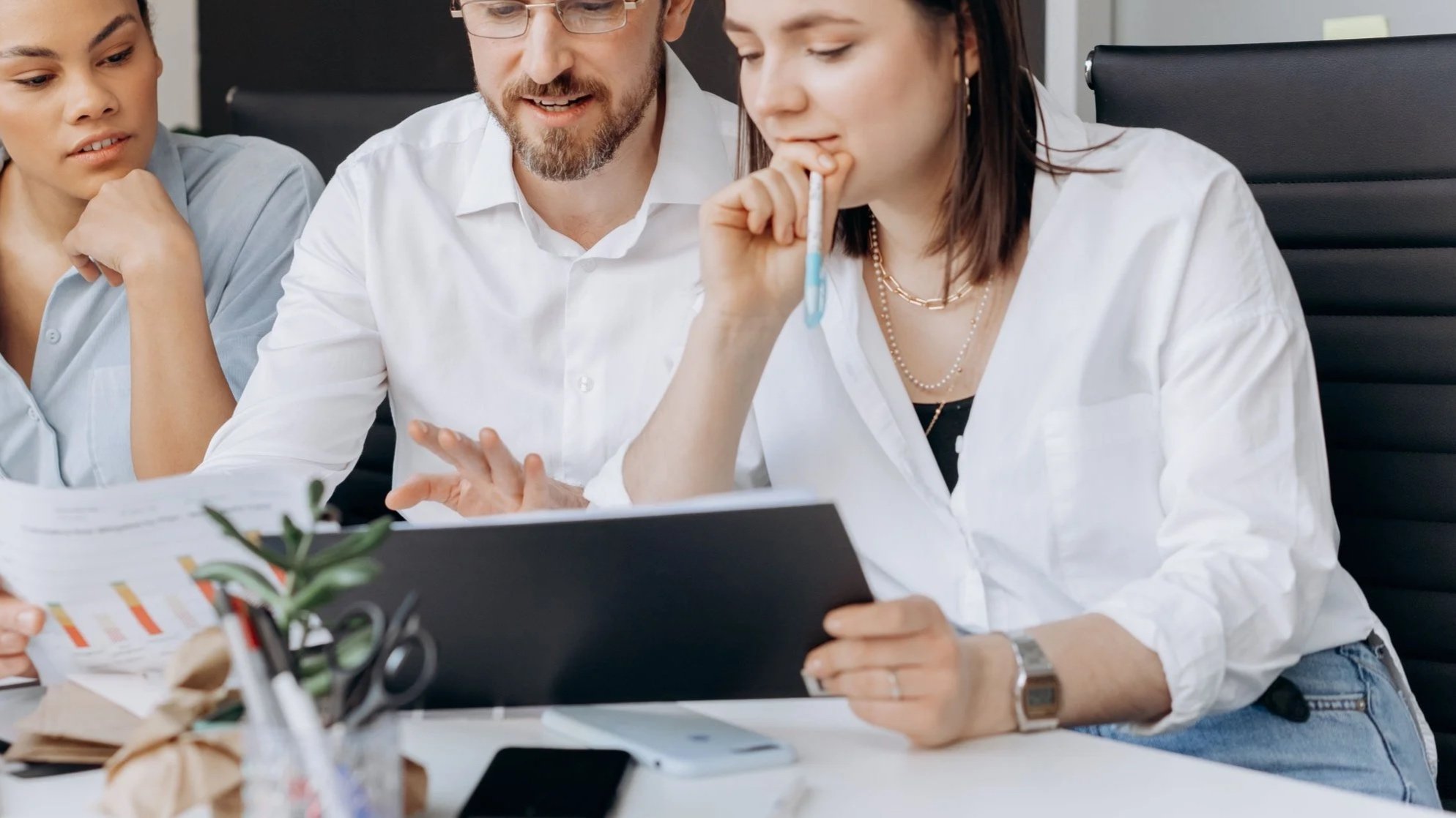 Équipe travaillant sur un rapport financier - expertise comptable et accompagnement Cothi Conseil