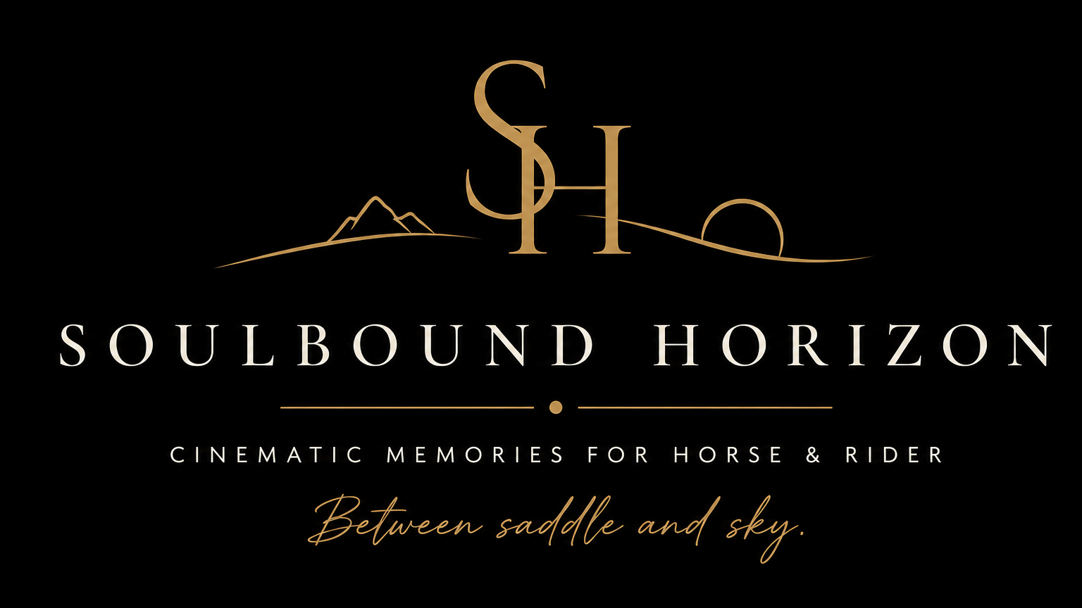 Schwarzer Hintergrund mit goldener und weißer Schrift, Logo mit Berg, Horizont und Sonne, Titel: 'Soulbound Horizon', Untertitel: 'Cinematic memories for horse & rider', Slogan: 'Between saddle and sky'.