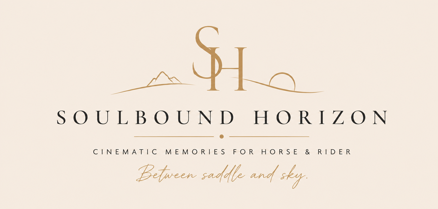 Logo für 'Soulbound Horizon', mit Berg und Sonnenzeichnung, Titel in Schwarz, Untertitel in Gold, Schriftzug 'Between saddle and sky' in Gold, auf hellbeigem Hintergrund.