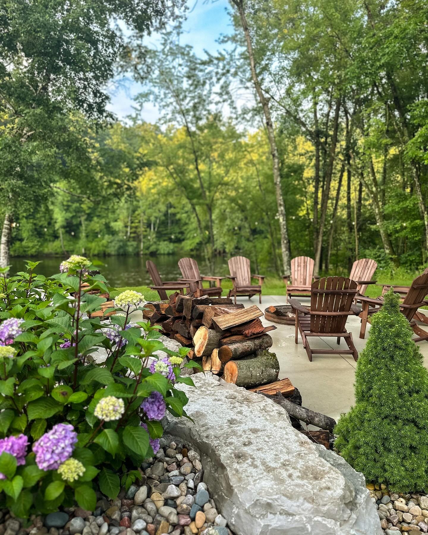 🌿🏞️ Streamside Lodge: Your Riverside Getaway 🏡✨ Escape to the serenity of Streamside Lodge&mdash;a peaceful retreat nestled along the river, where you can unwind, relax, and reconnect with nature.

With endless river views, cozy vibes, and countle