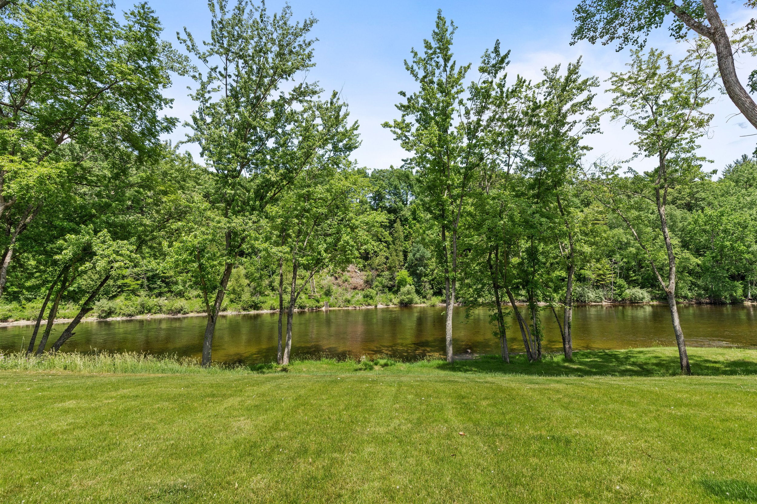 An expansive view of the river,
excellent nearby fishing, and easy water access.