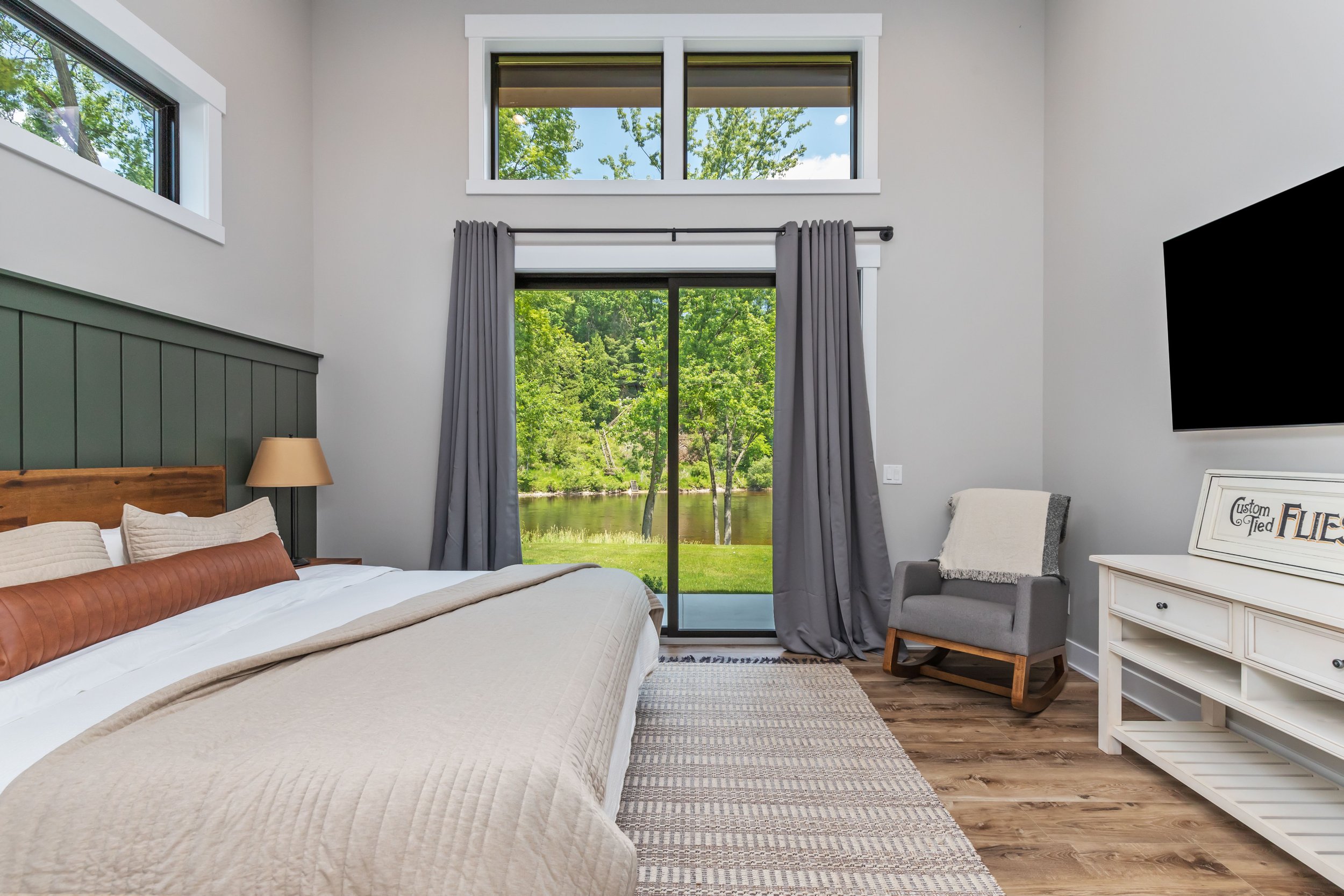 Bedroom 1 - King bed (sleeps up to 2)