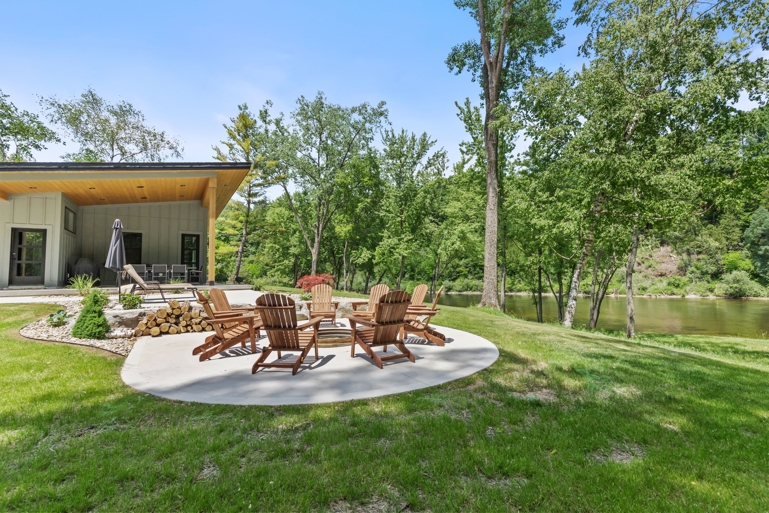 Feed your sweet tooth with campfire roasted
s’mores over the built-in firepit.