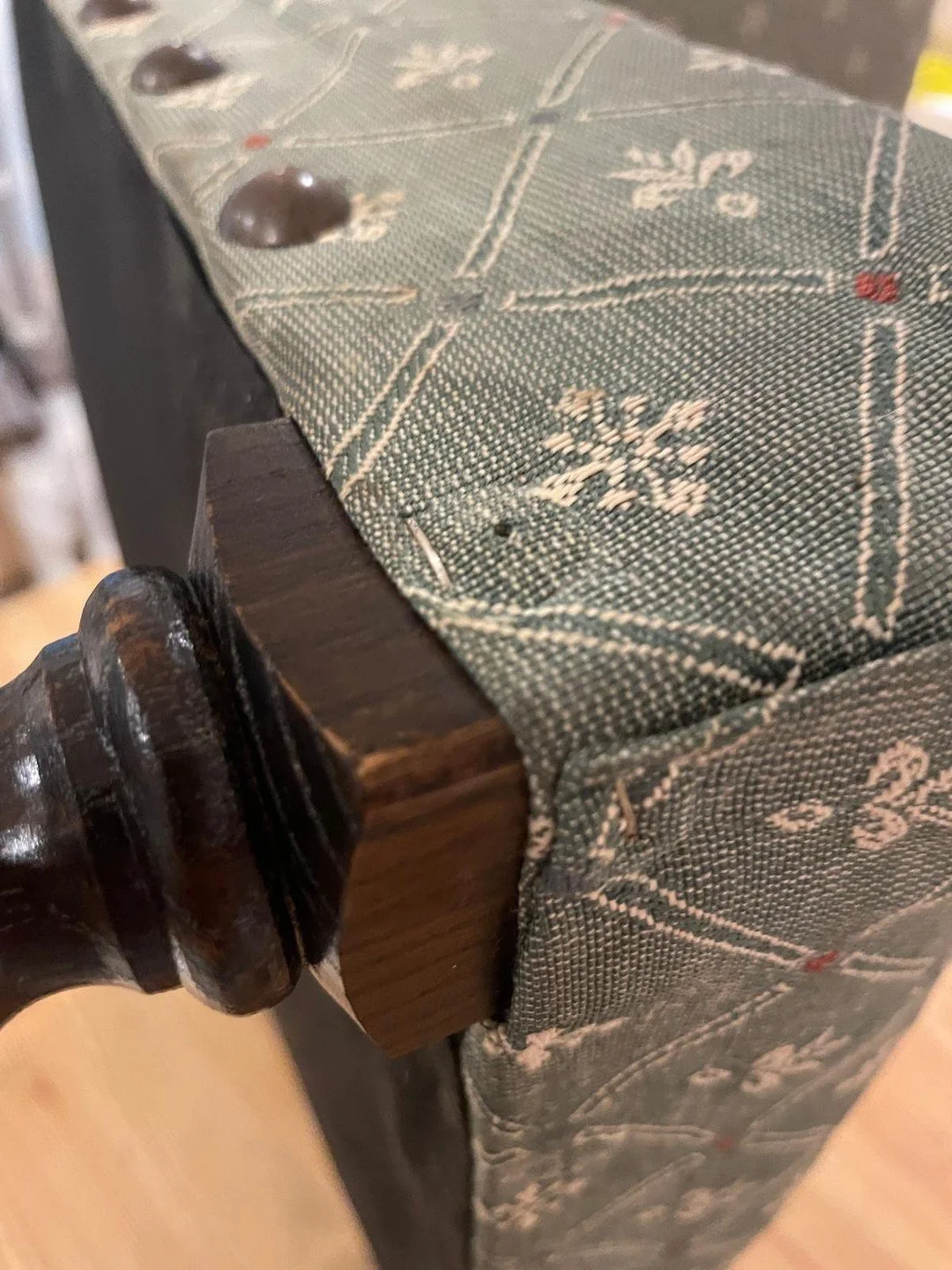 Finished and ready to go.

The customer wanted to keep the top fabric, so all the folds were carefully repeated and replaced, the decorative nails hammered back into place.🔨