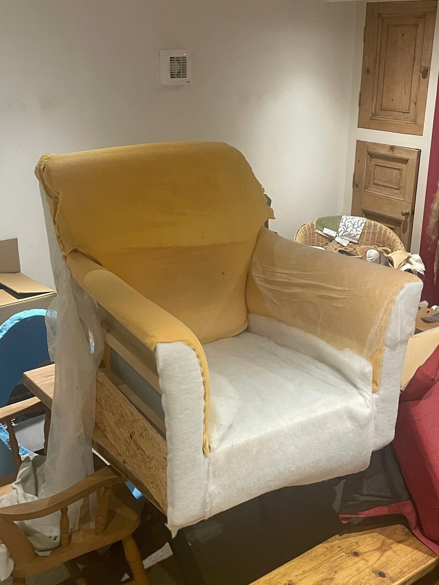 Stripped down to reveal layers of foam and cardboard. Lets see if we can build it up with more environmentally friendly products 🌿 

#upholsterylife