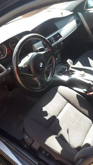 Primjer amaterske fotografije interijera BMW-a E60 snimljene mobitelom s lošim osvjetljenjem i sjenama, korišteno za usporedbu kvalitete prezentacije vozila.