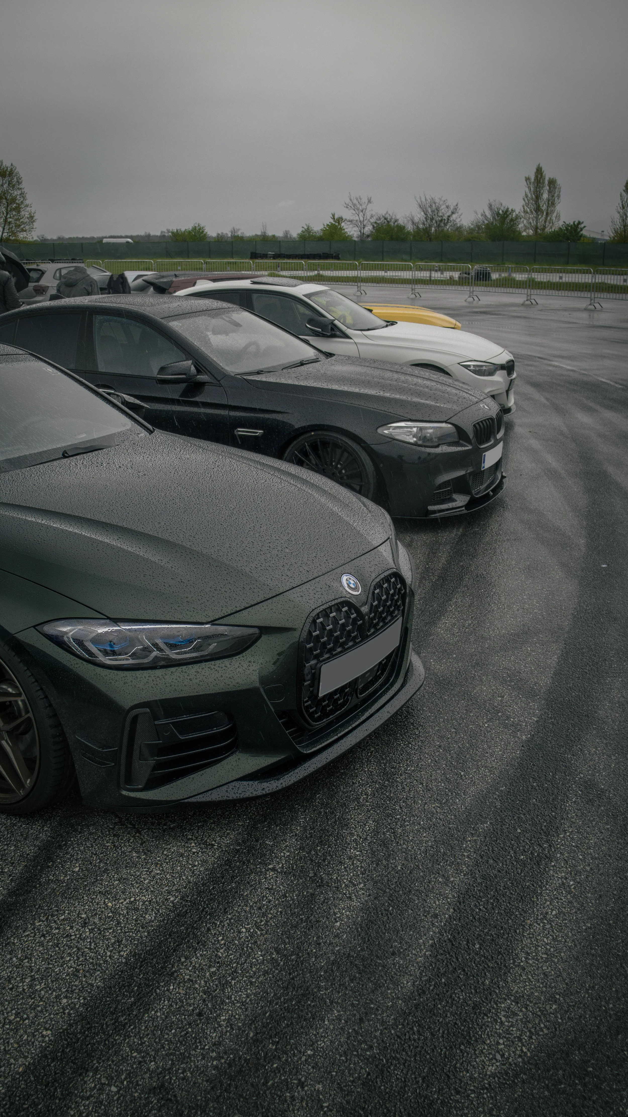 kupina BMW-a poredana na mokroj stazi tijekom track day događaja