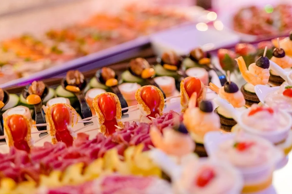 Verschiedene kleine Häppchen und Canapés auf einer Party oder Veranstaltung, serviert auf einem Tablett.