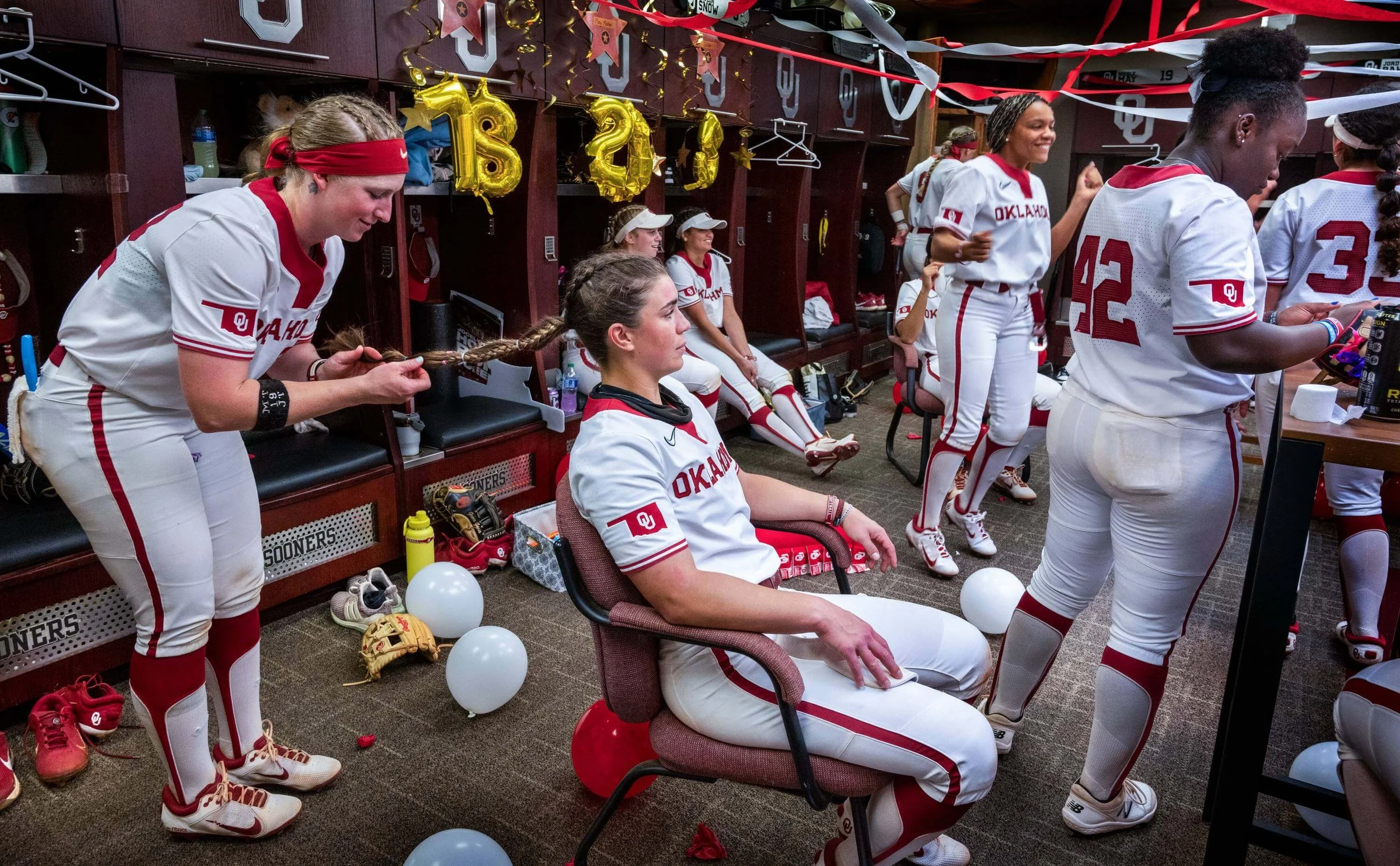 DeanneFitzmaurice_SportsCulture-05_SoonersSoftball.jpeg