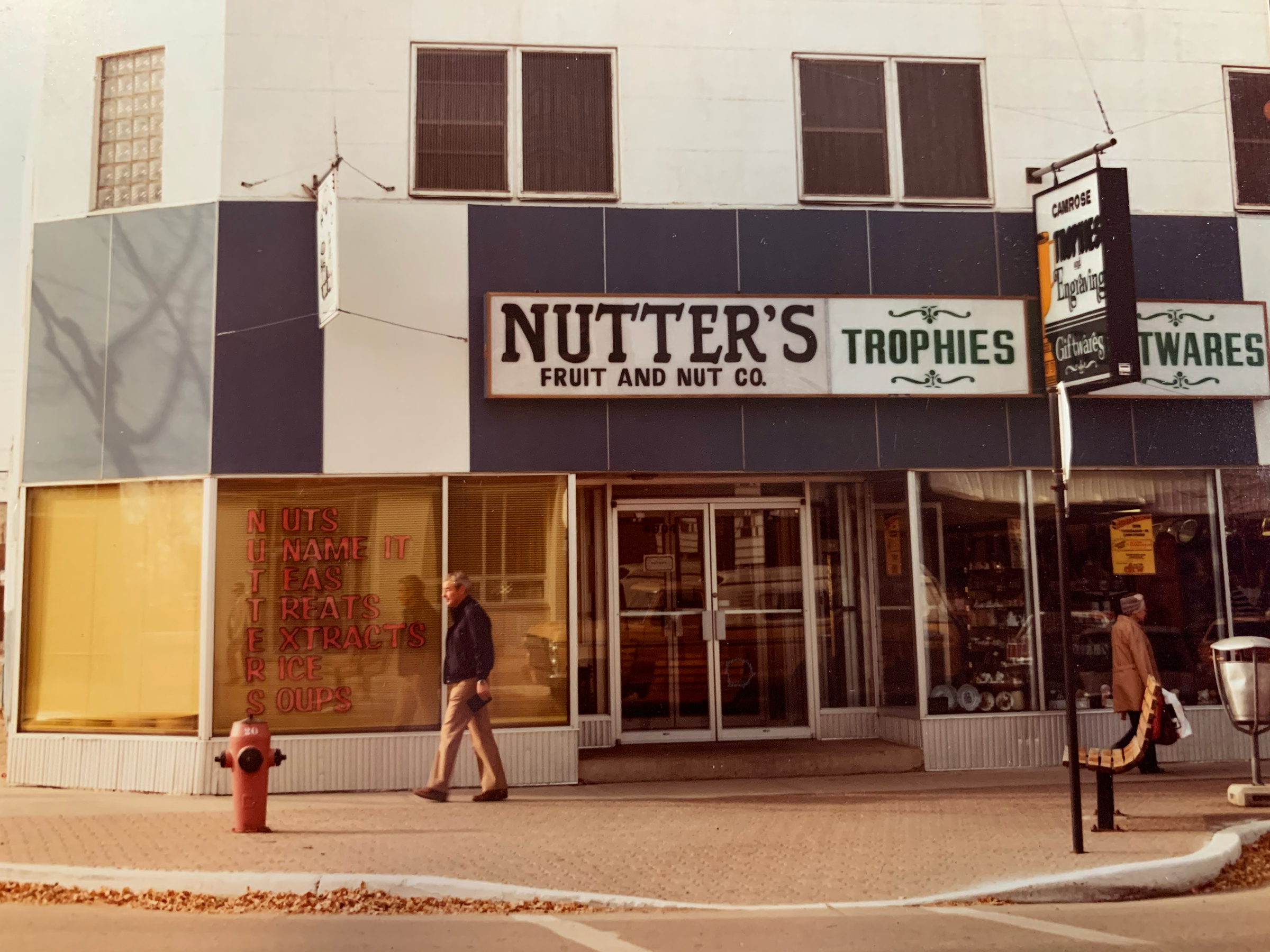 Historic photograph of the first Nutters store in 1982.