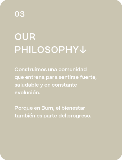 Text on a beige background about building a community and progress in Spanish.